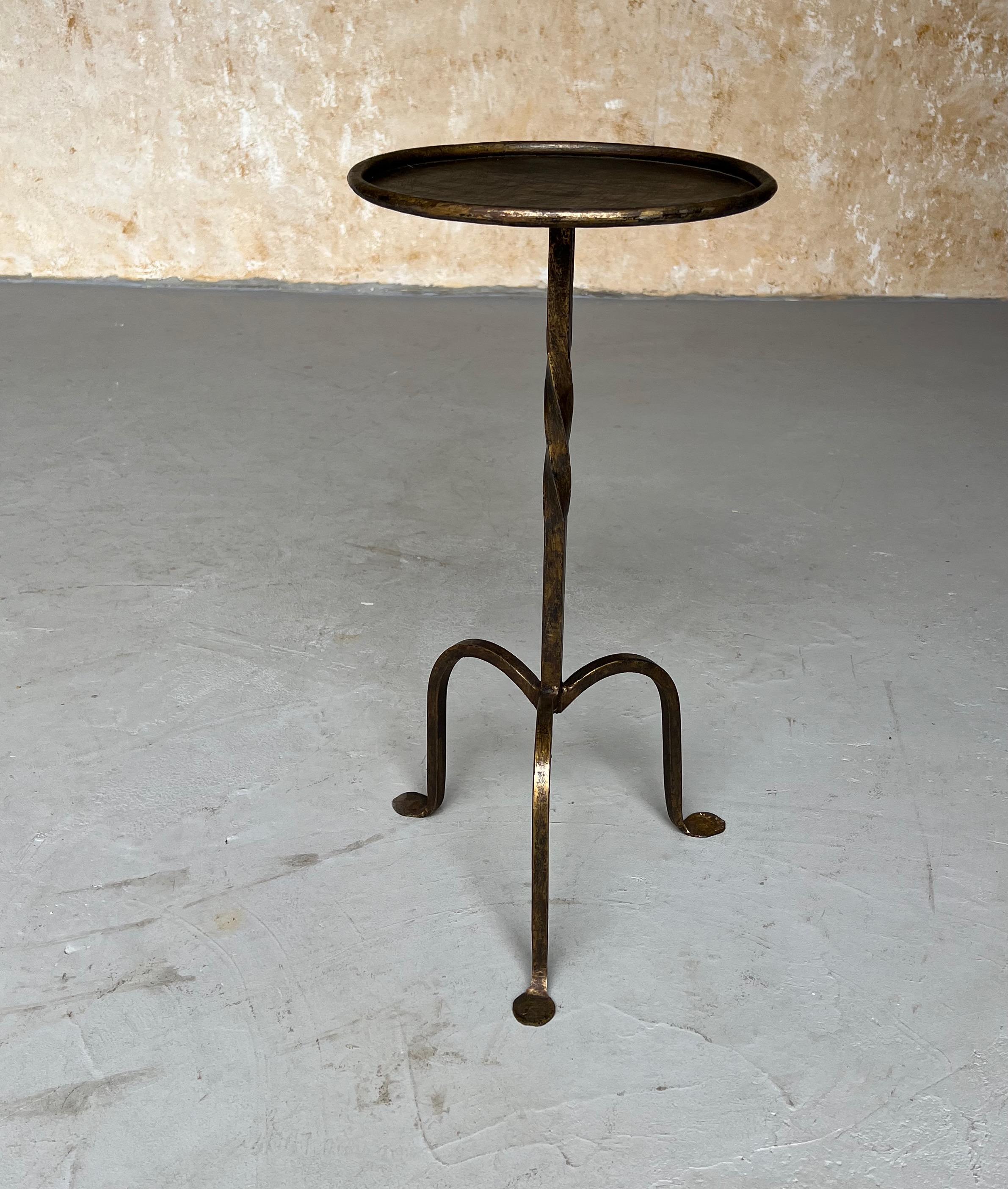 Espagnol Paire de tables à boissons espagnoles en fer avec tiges torsadées sur bases tripodes en vente