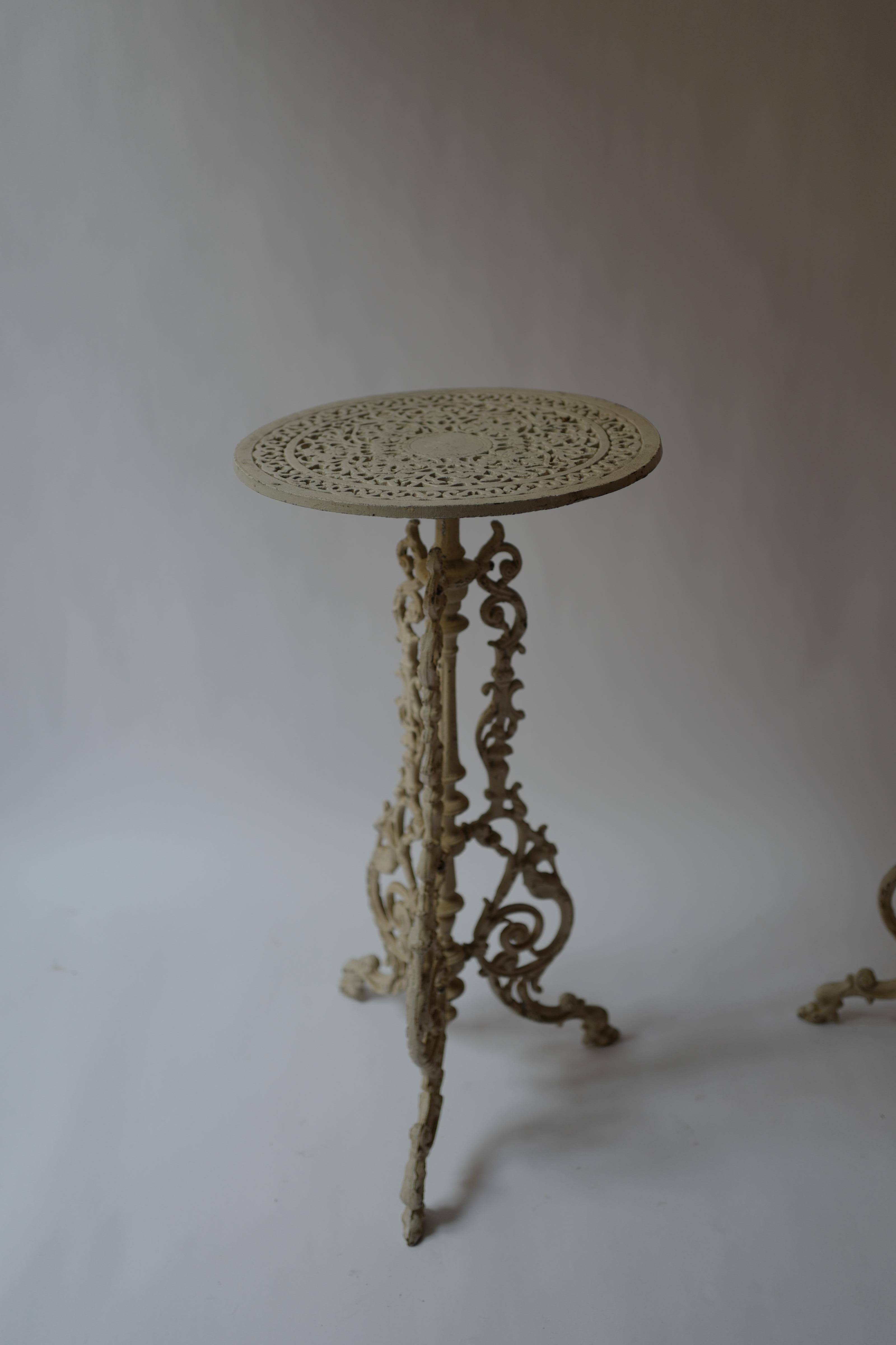 Pair of White Spanish Iron Garden Pedestals In Good Condition For Sale In Milano, IT