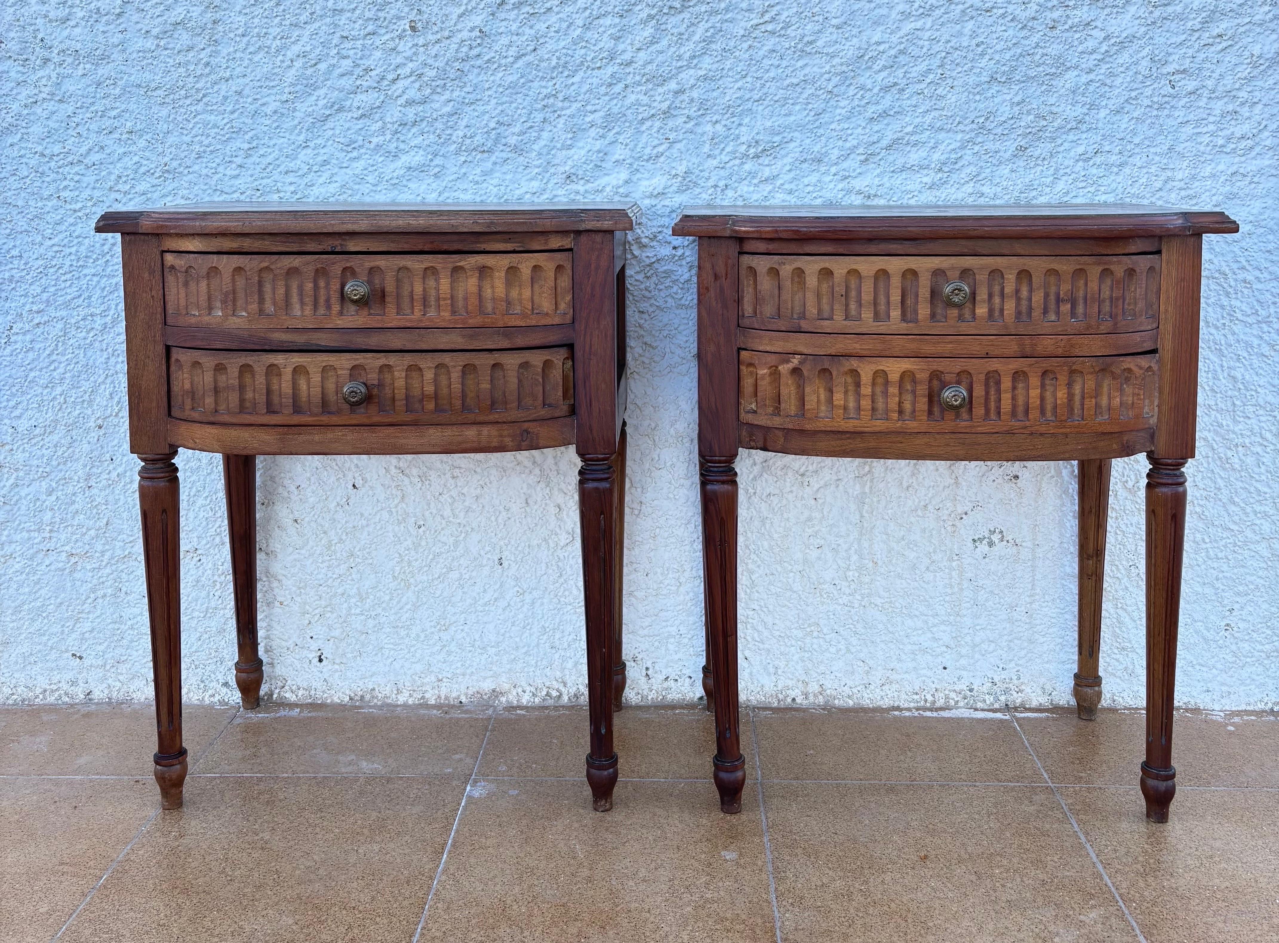 Pair of Spanish Louis XVI Revival Oak Nightstands, c. 1920–1940 Luis XVI en venta