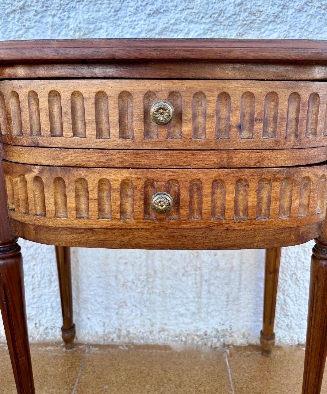 Pair of Spanish Louis XVI Revival Oak Nightstands, c. 1920–1940 en Bueno estado para la venta en BÉTERA, ES