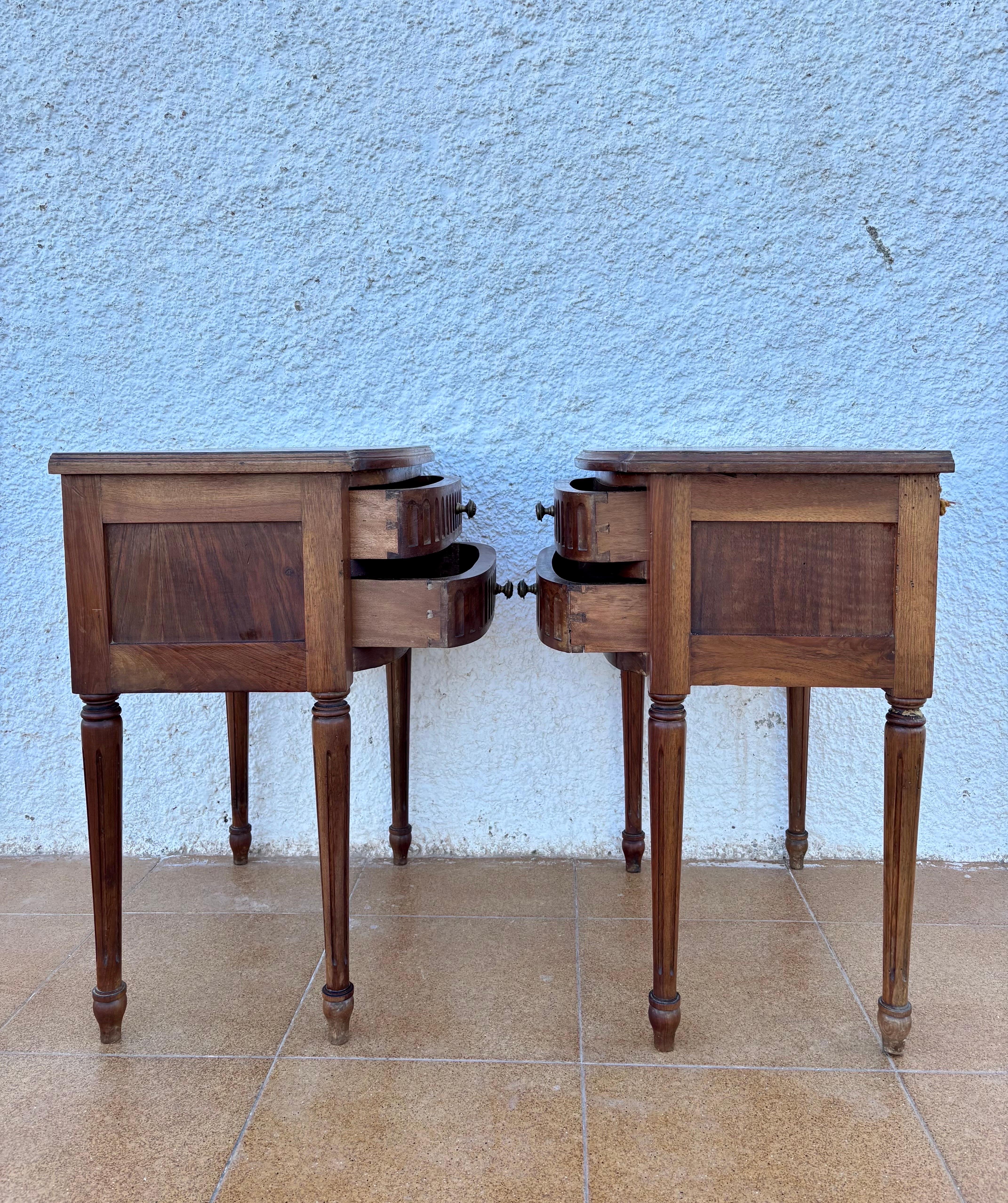 Pair of Spanish Louis XVI Revival Oak Nightstands, c. 1920–1940 mediados del siglo XX en venta