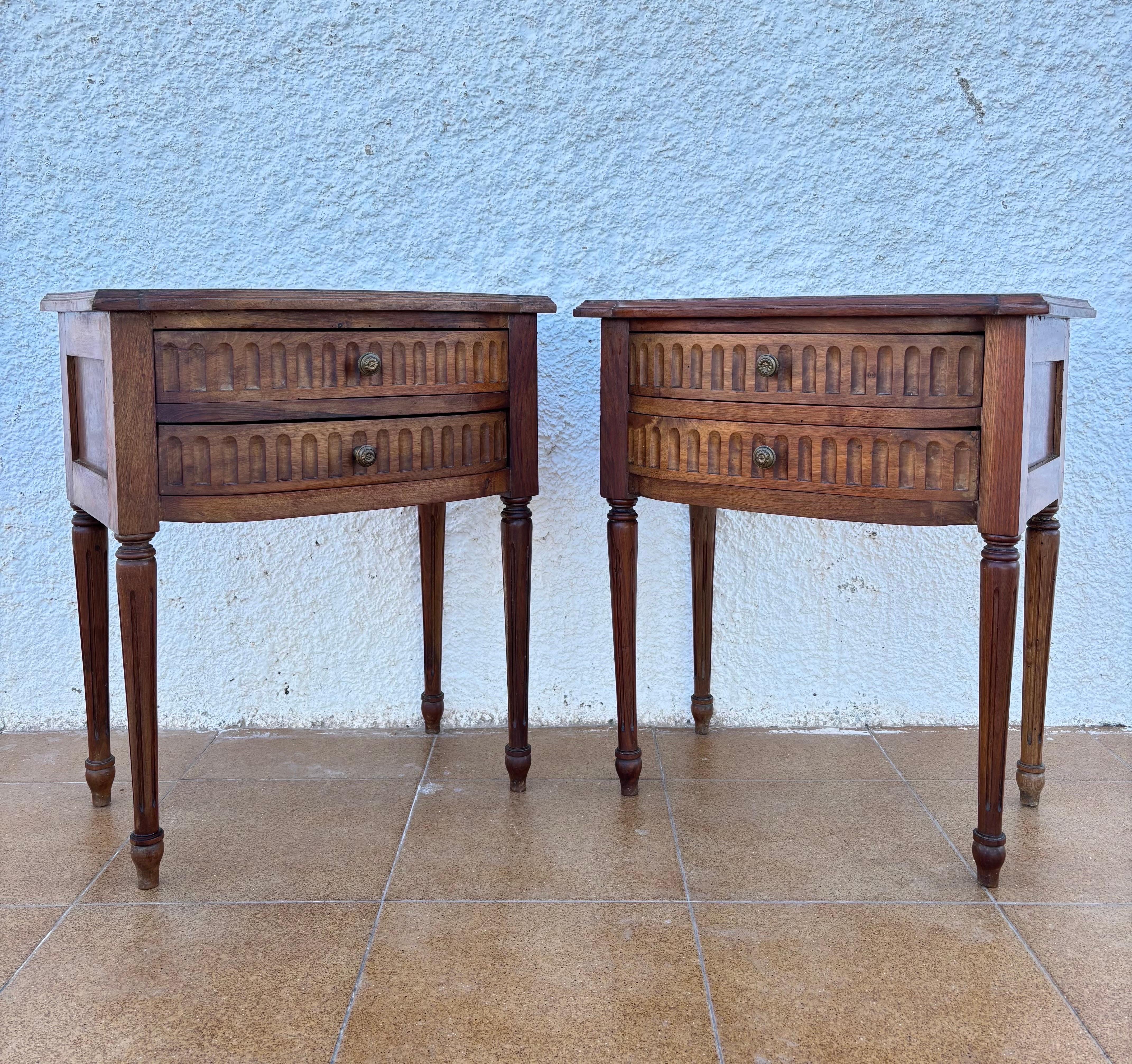 Pair of Spanish Louis XVI Revival Oak Nightstands, c. 1920–1940 en venta 1