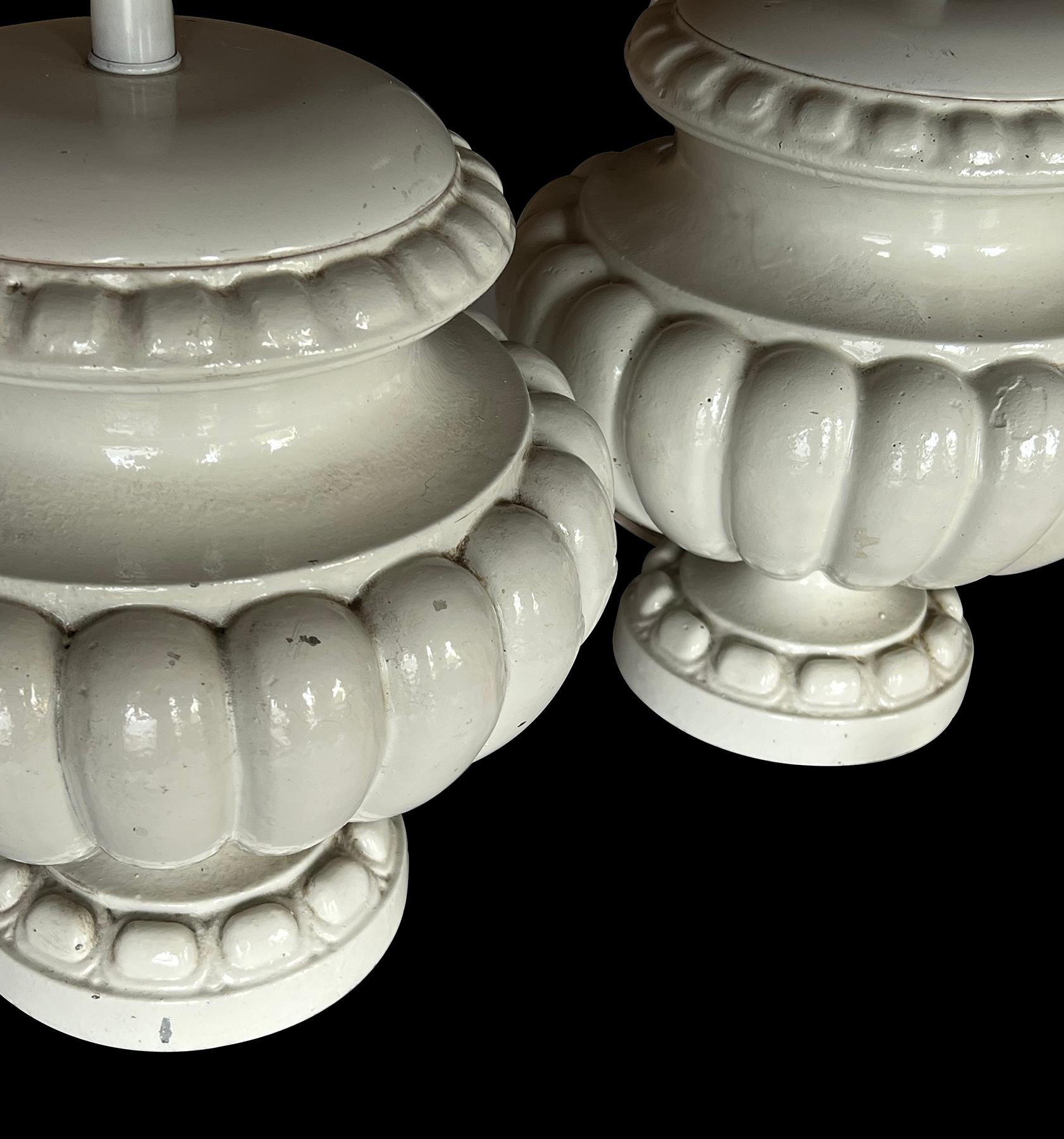 Néoclassique Paire d'urnes lobées vernies en céramique espagnole Manises transformées en lampes en vente