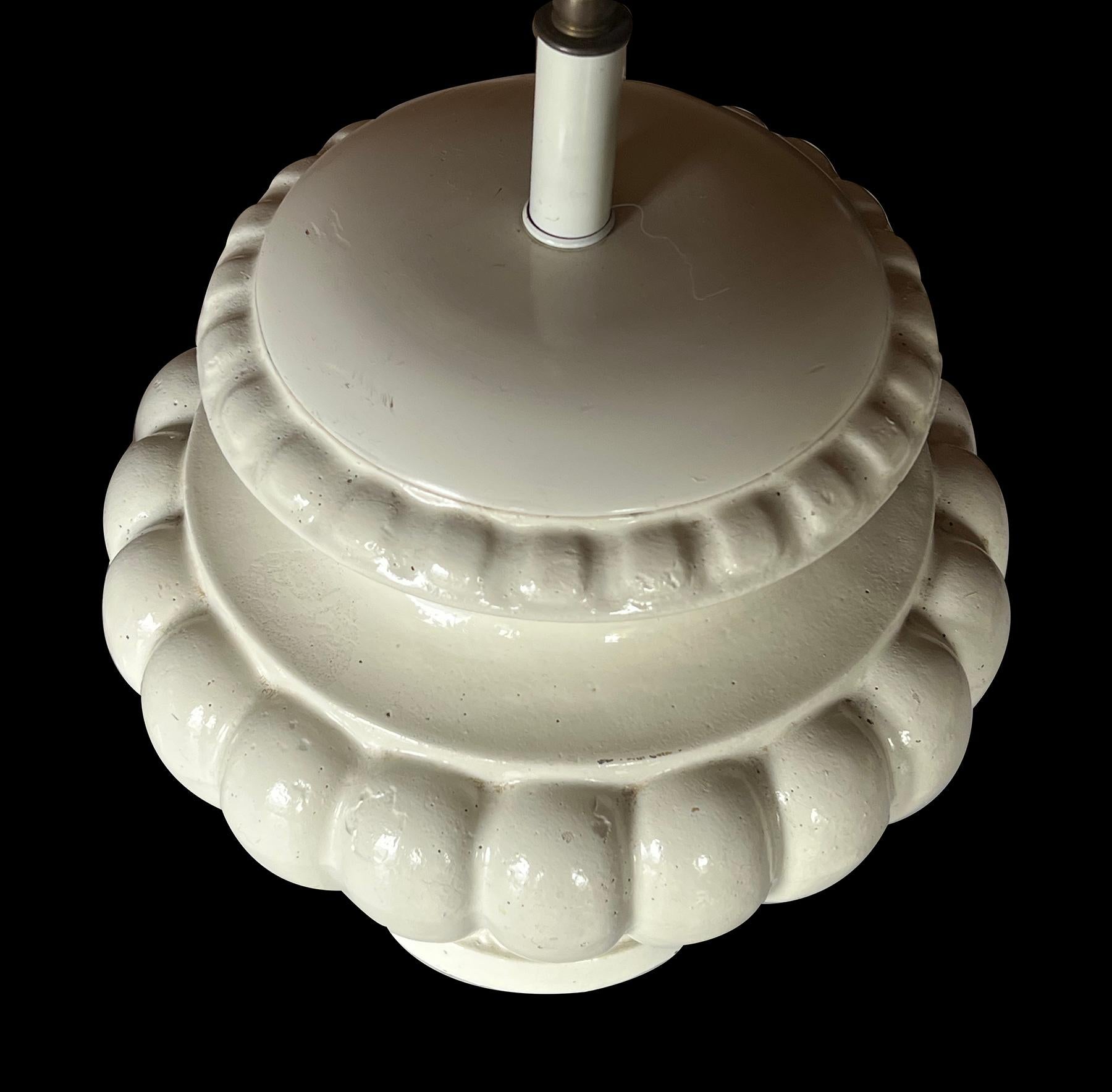 Milieu du XXe siècle Paire d'urnes lobées vernies en céramique espagnole Manises transformées en lampes en vente