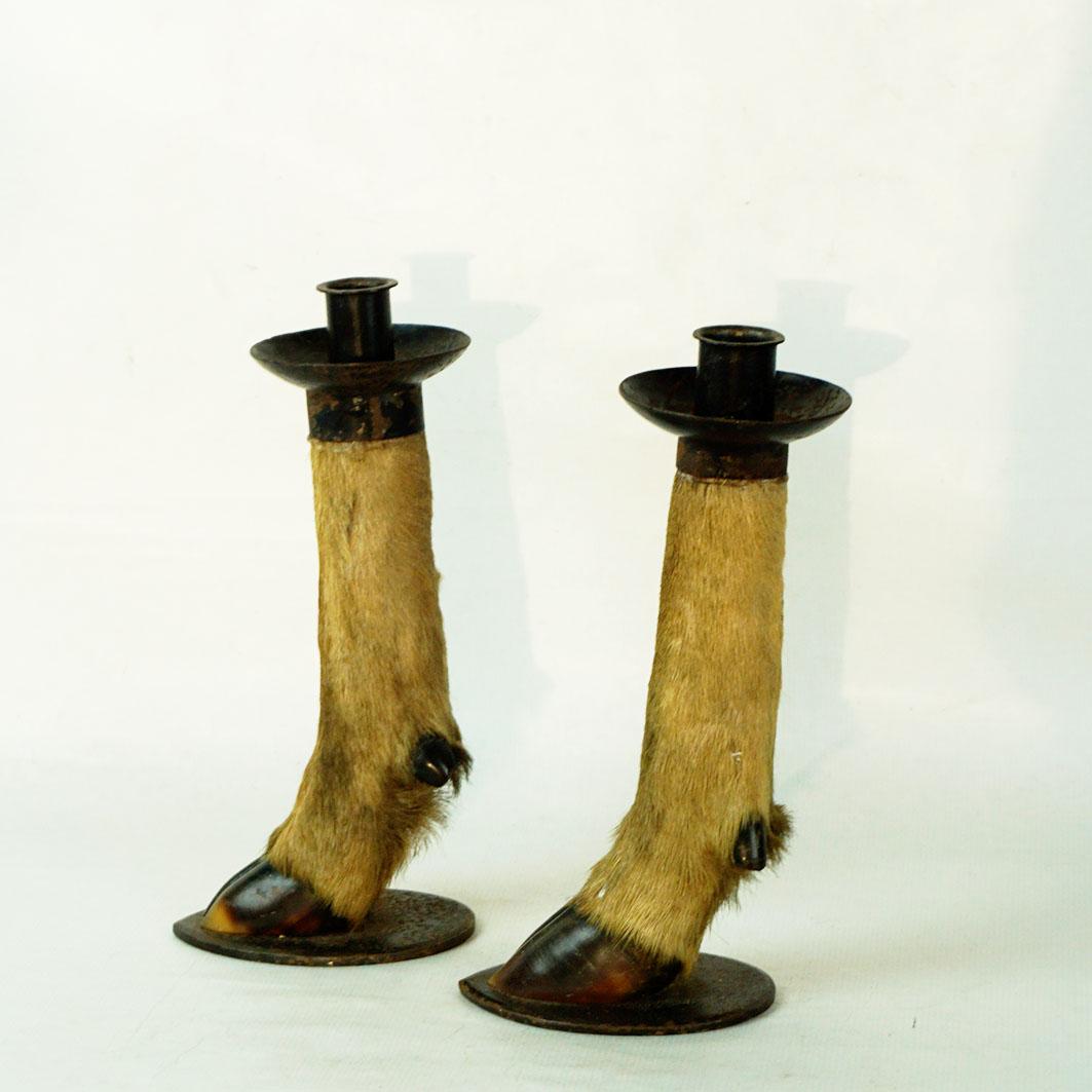 Cette paire de bougeoirs vintage en sabot a été fabriquée dans les montagnes de Tramuntana à Majorque en Espagne et présente deux sabots de chèvre montés sur des boucliers en fer et des bougeoirs en fer sur le dessus. Tous deux en très bon état