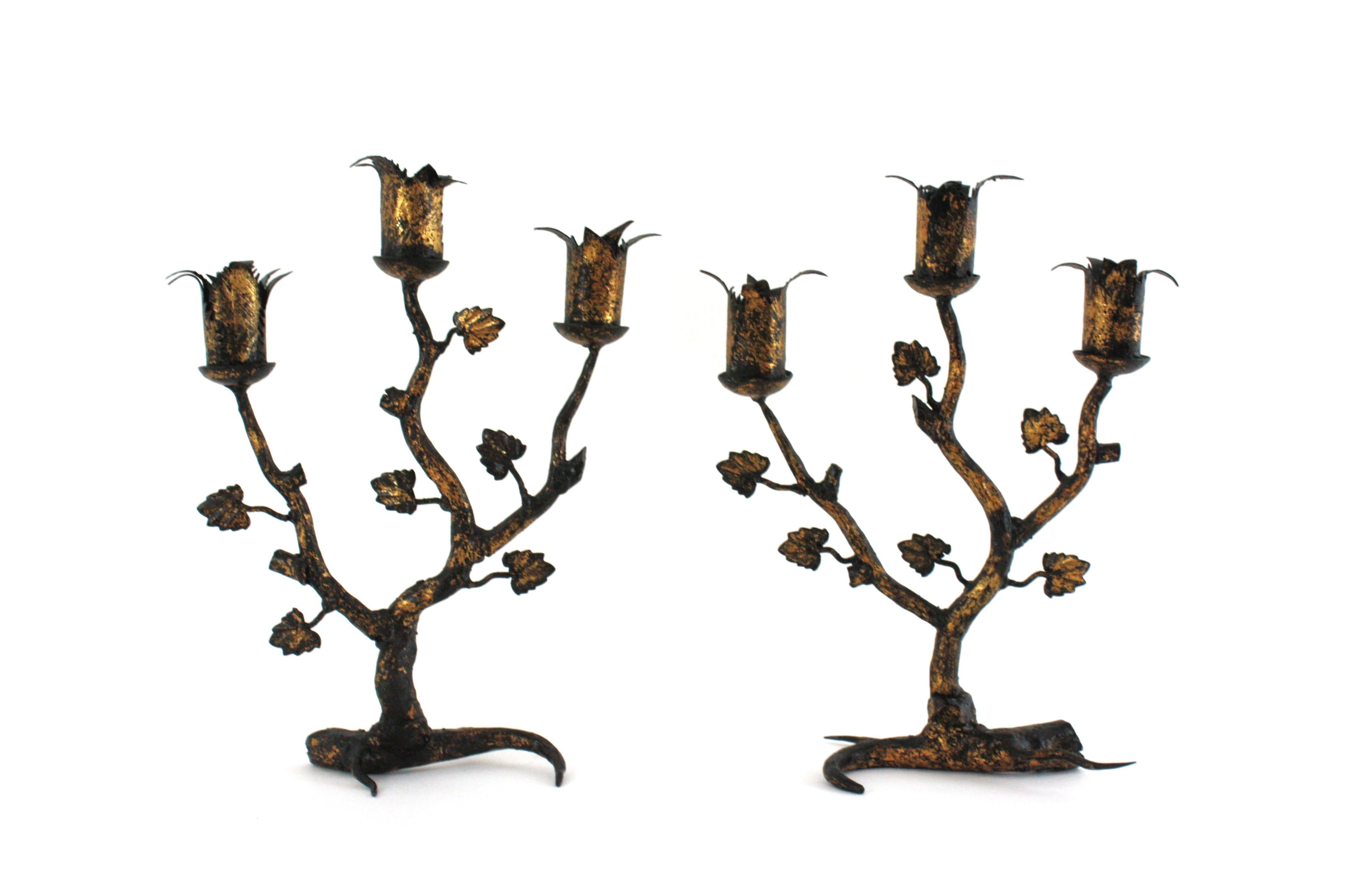 Pair of Spanish Naturalistic Candle Holders in Gilt Wrought Iron, 1940s In Good Condition For Sale In Barcelona, ES