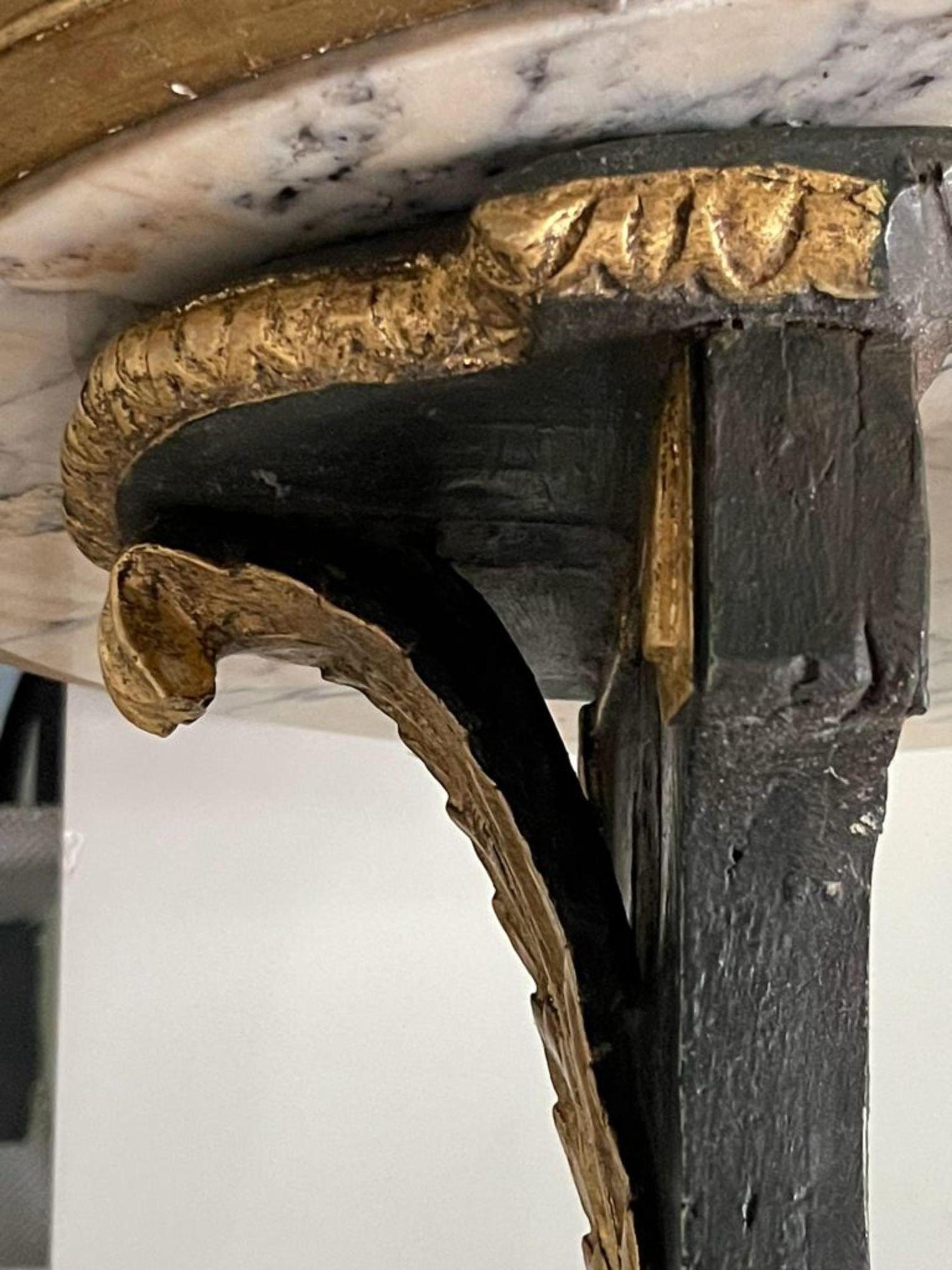 Pair of Spanish Neoclassical Carved Gilded and Ebonized Wooden Wall Bracket In Good Condition In Madrid, ES