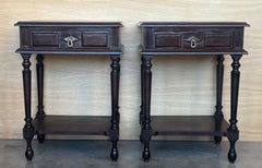 Coppia di comodini spagnoli con un cassetto e un ripiano basso e gambe a lenticchia