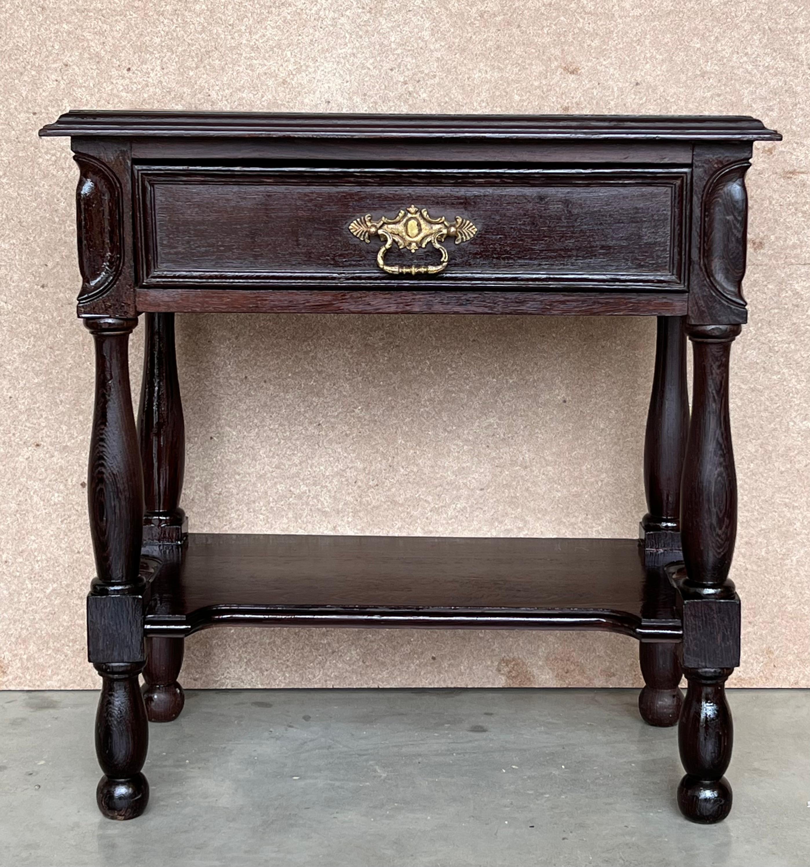 Spanish nightstands or side tables with one drawer and low shelve.
Very heavy nightstands with carved details in the corners.
You can use like a coffee table, side table... it´s very nice for any space.