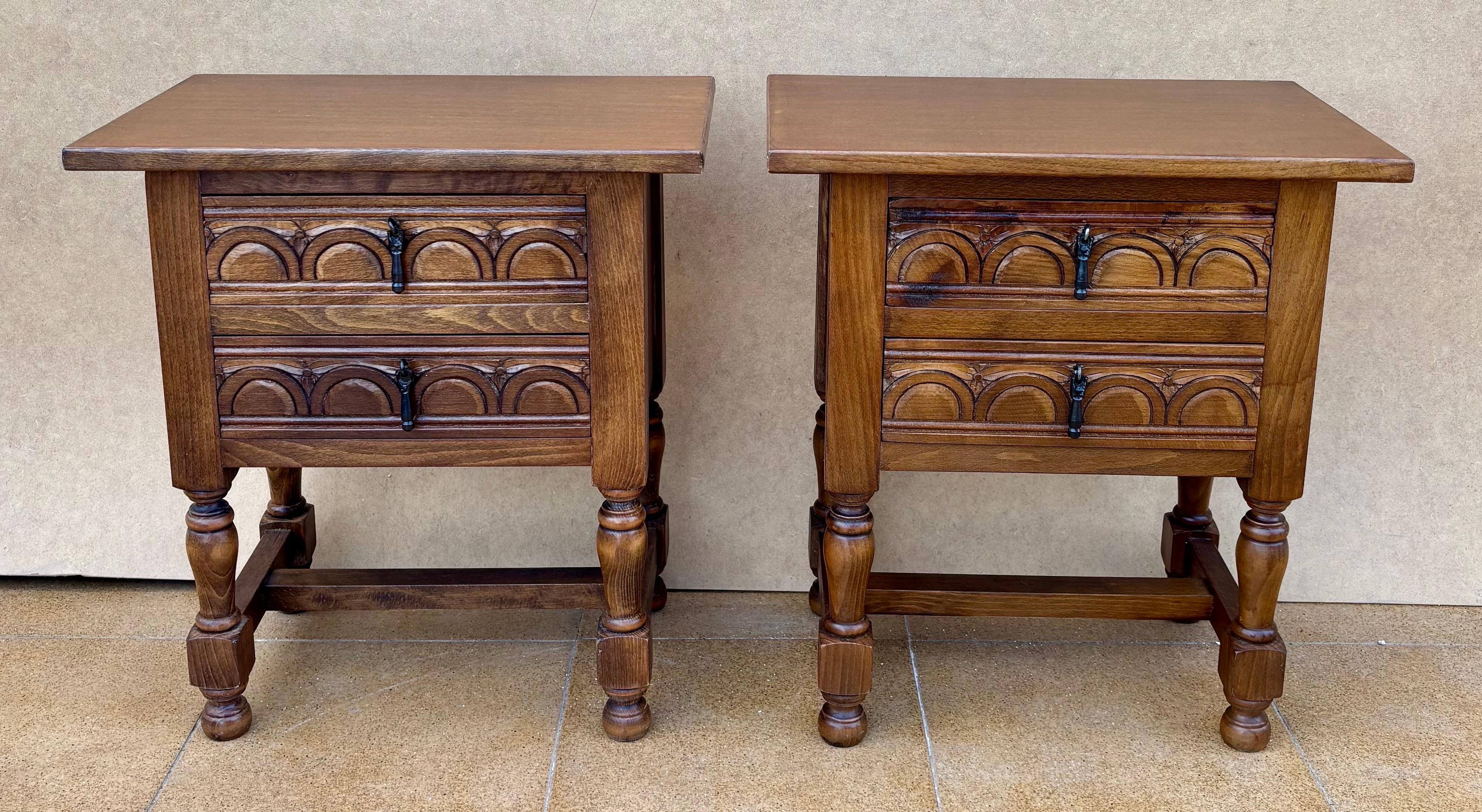 Tables de nuit espagnoles du milieu du XXe siècle, vers les années 1950.
Ils représentent le style espagnol traditionnel avec des éléments décoratifs distinctifs tels que des arcs sculptés sur les façades des tiroirs et des ferrures en fer forgé qui