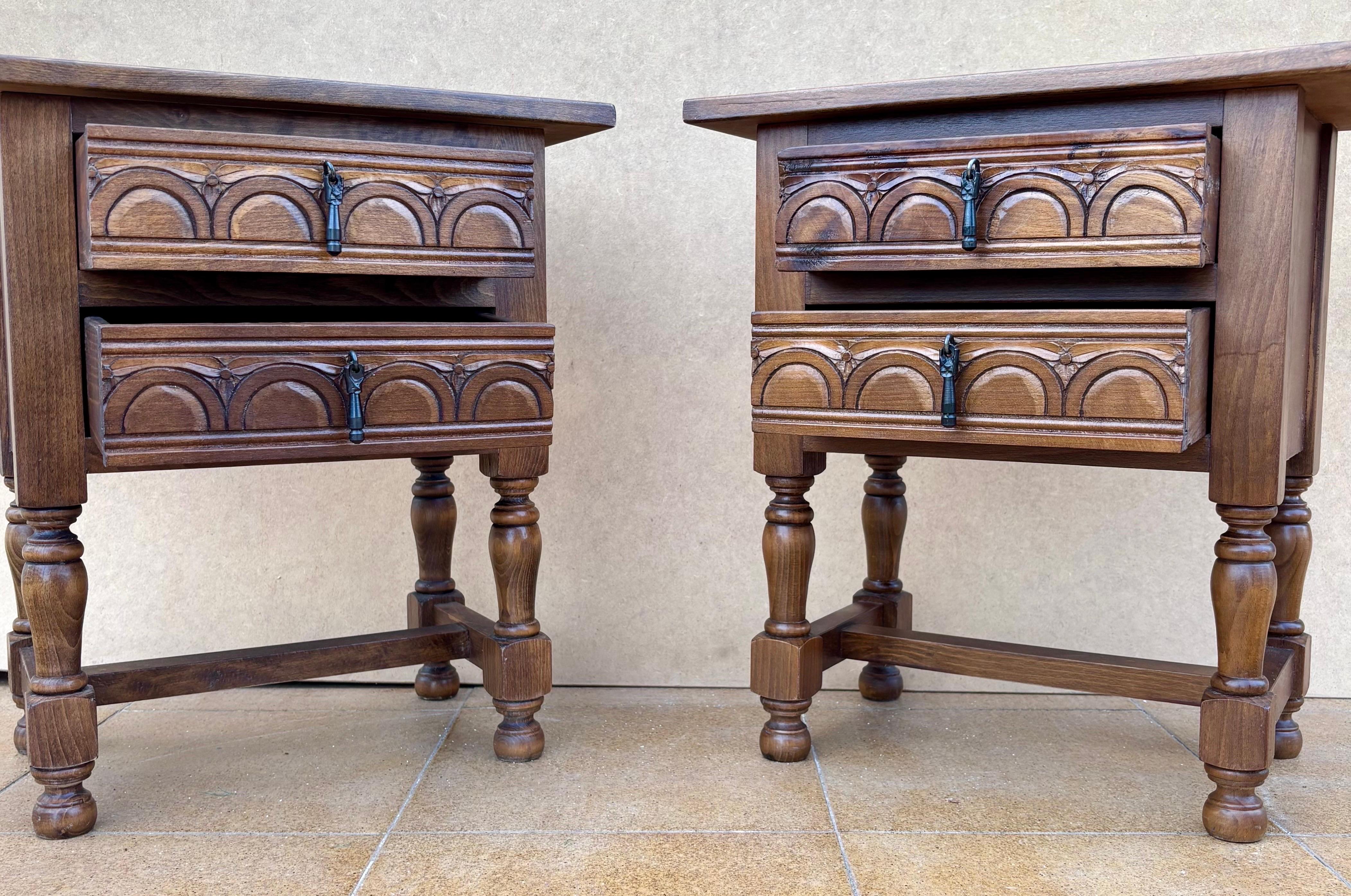 Néo-Renaissance Pair Of Spanish Oak Bedside Tables With Two Drawers And Iron Hardware en vente
