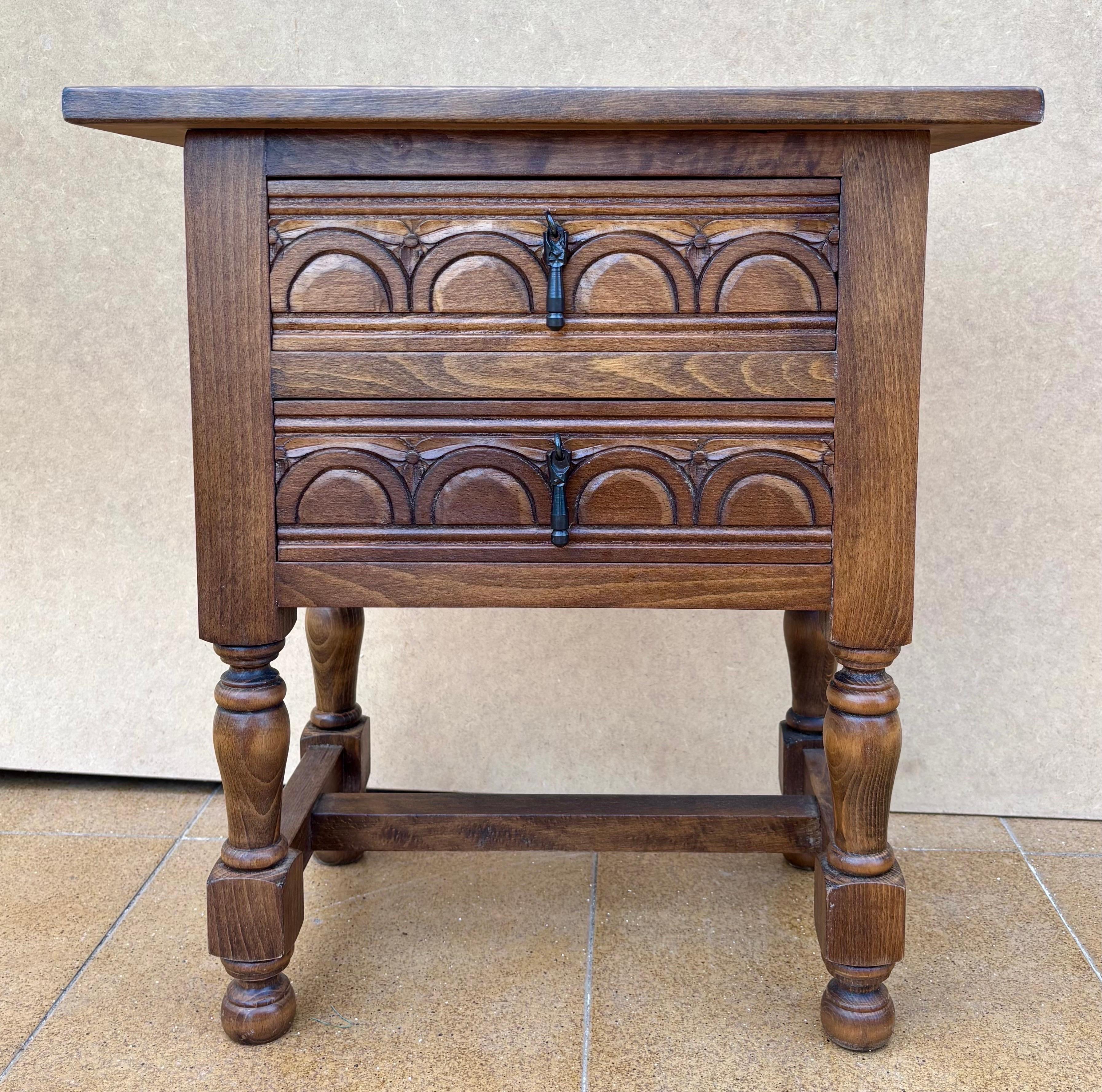 Sculpté à la main Pair Of Spanish Oak Bedside Tables With Two Drawers And Iron Hardware en vente