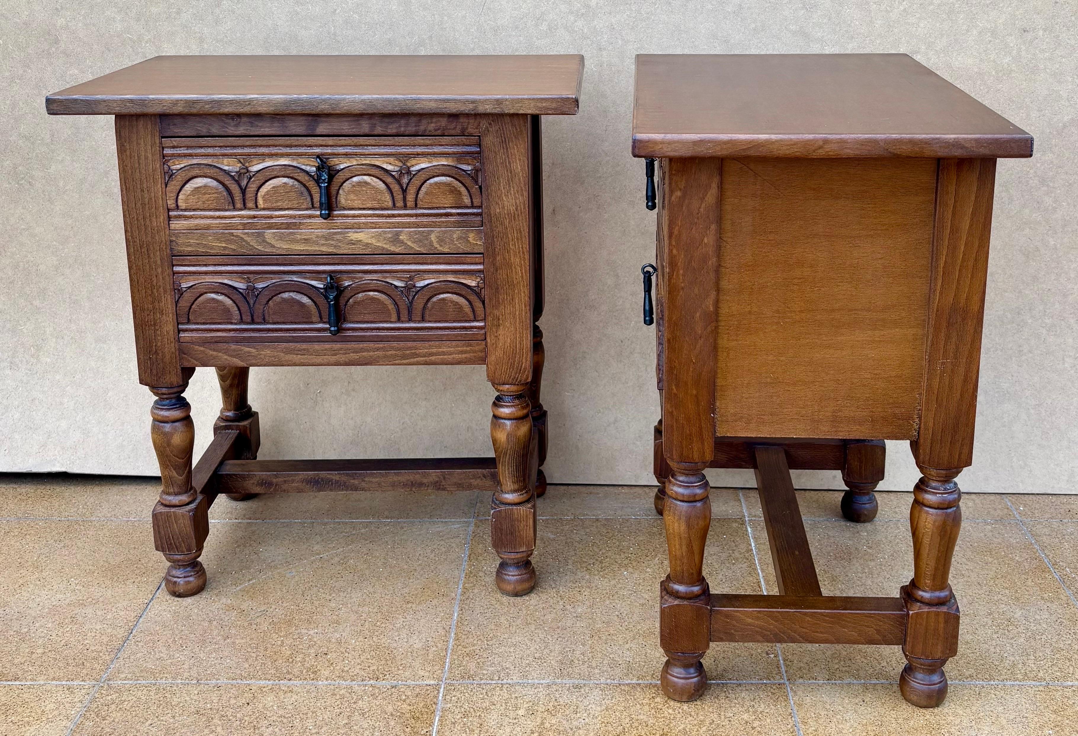 Pair Of Spanish Oak Bedside Tables With Two Drawers And Iron Hardware Bon état - En vente à BÉTERA, ES