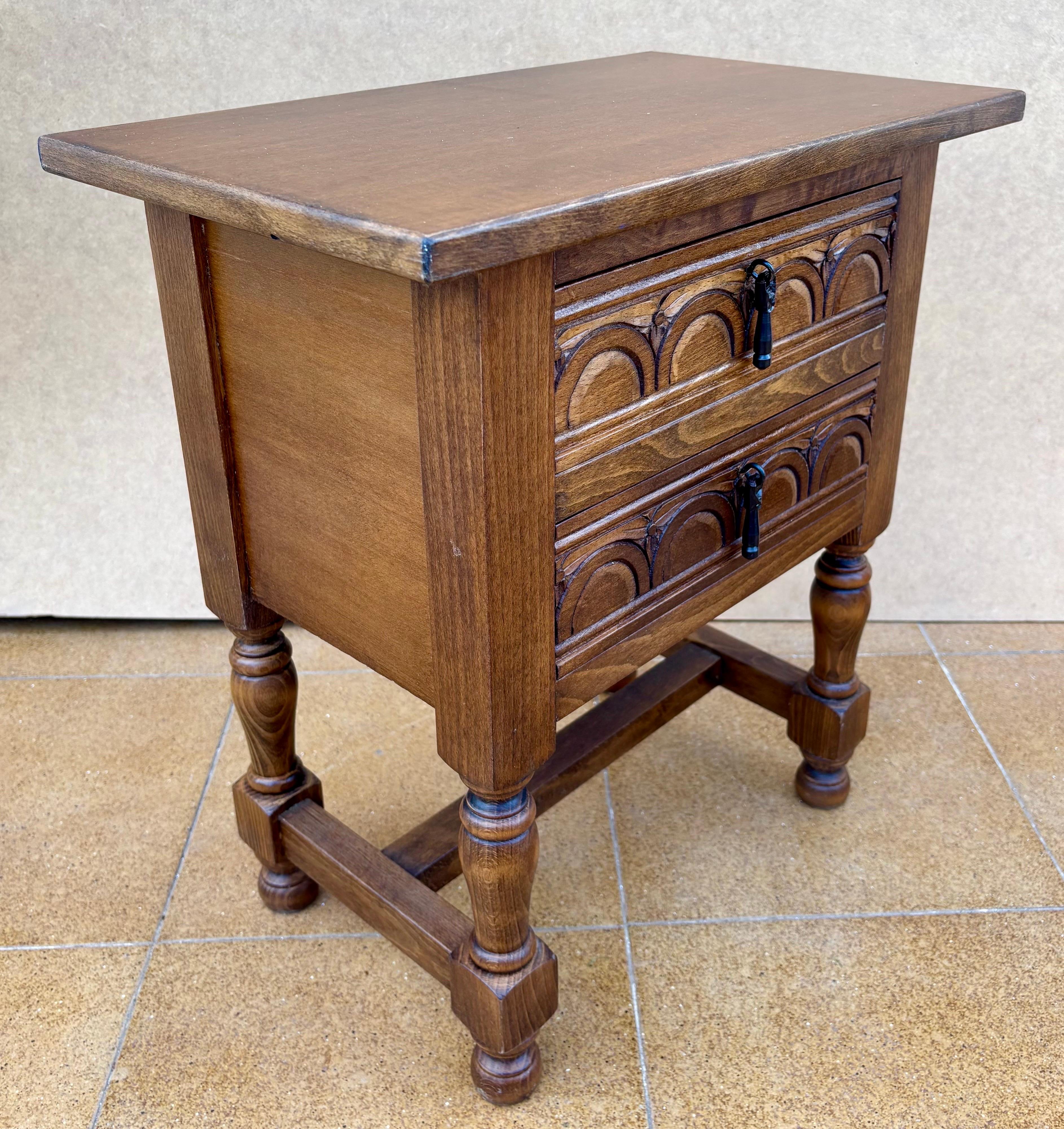 Milieu du XXe siècle Pair Of Spanish Oak Bedside Tables With Two Drawers And Iron Hardware en vente