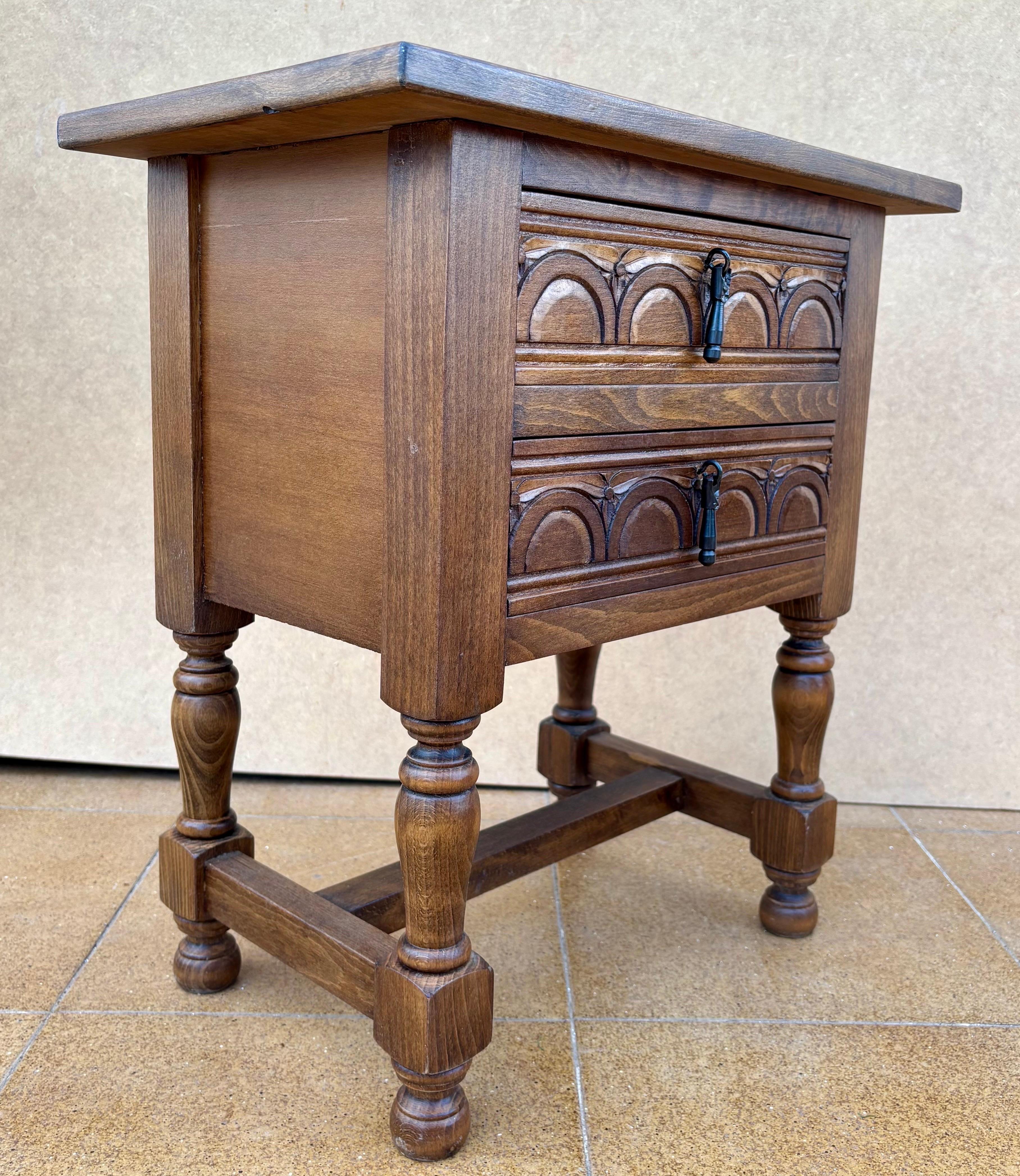 Fer Pair Of Spanish Oak Bedside Tables With Two Drawers And Iron Hardware en vente