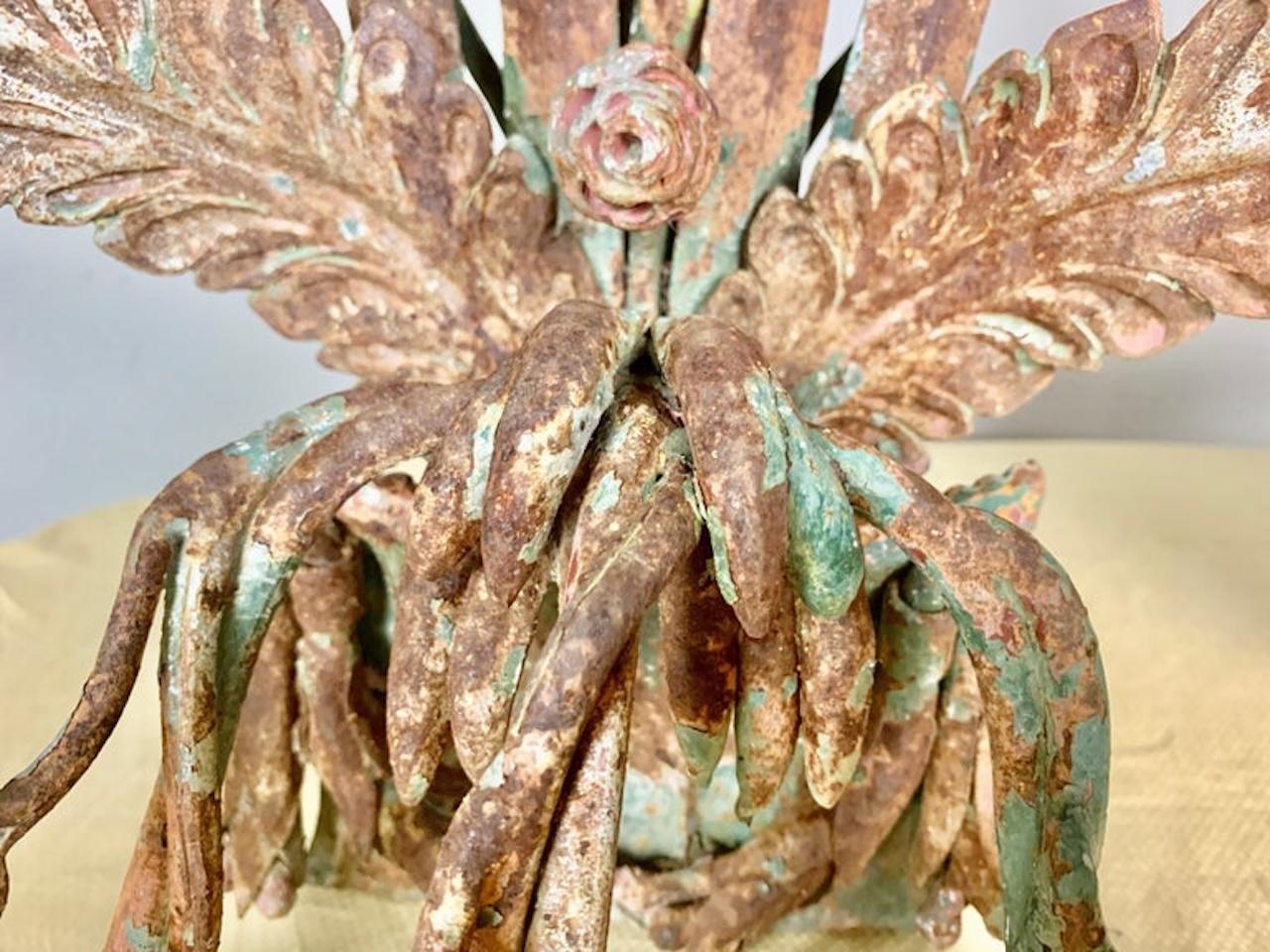 Paire de bougeoirs en fer forgé peints à l'espagnole, vers les années 1920 en vente 2