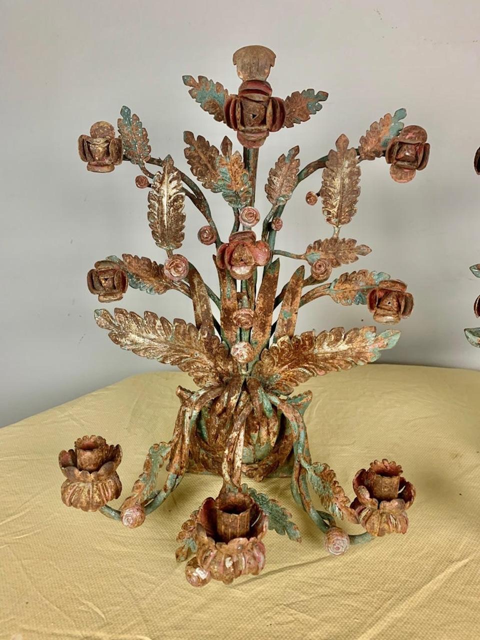 Paire de chandeliers espagnols en fer forgé peint à trois lumières. Ils peuvent également être raccordés à l'électricité. Finition vieillie et usée avec des manques de peinture.