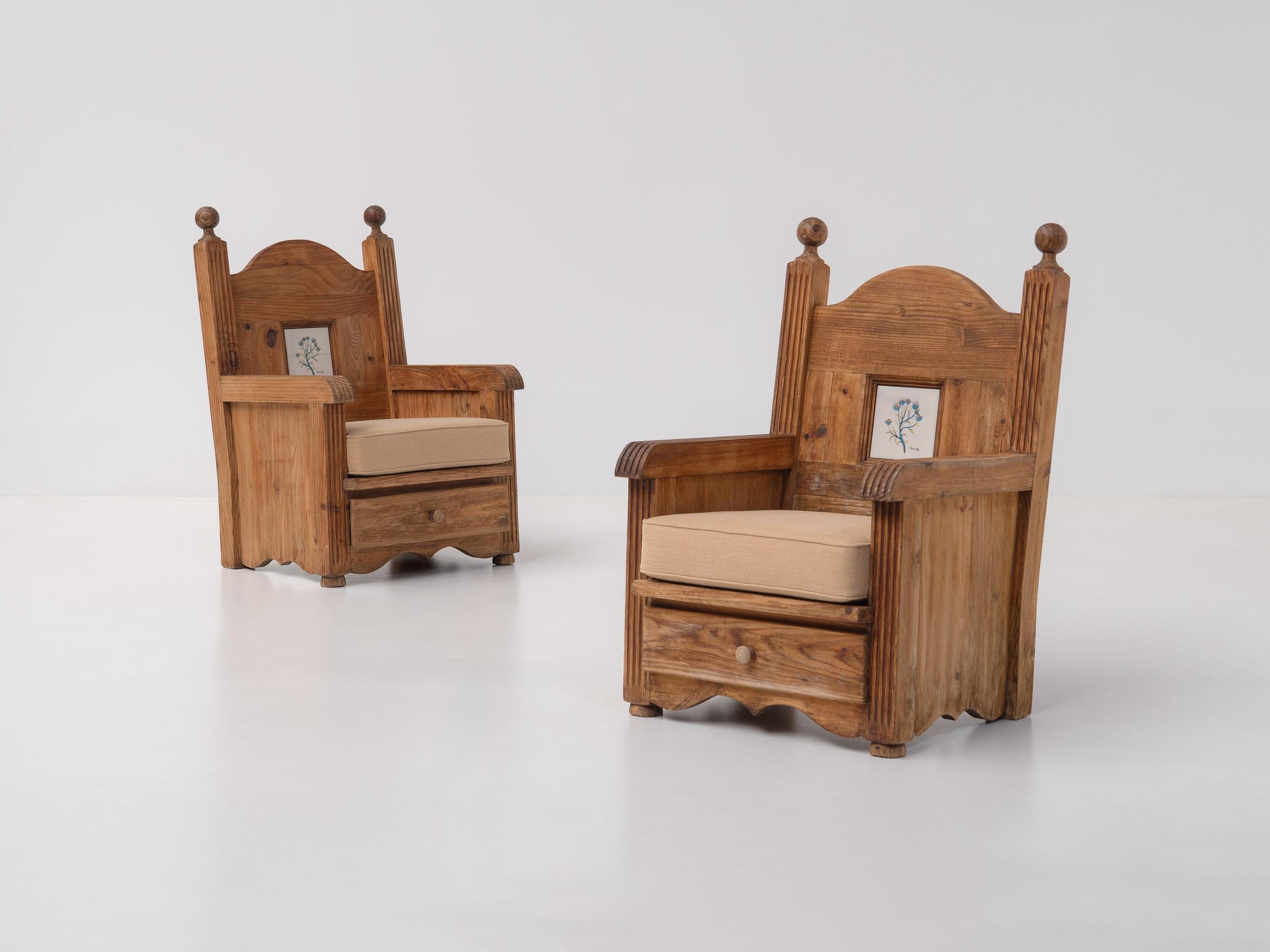 Ein wunderschönes Paar spanischer Vintage-Sessel aus den 1960er Jahren, die die Wärme und Leichtigkeit des Designs der Jahrhundertmitte aus Nordspanien einfangen. Aus massivem Kiefernholz geschnitzt, ist ihre skulpturale Form durch sanfte Kurven und