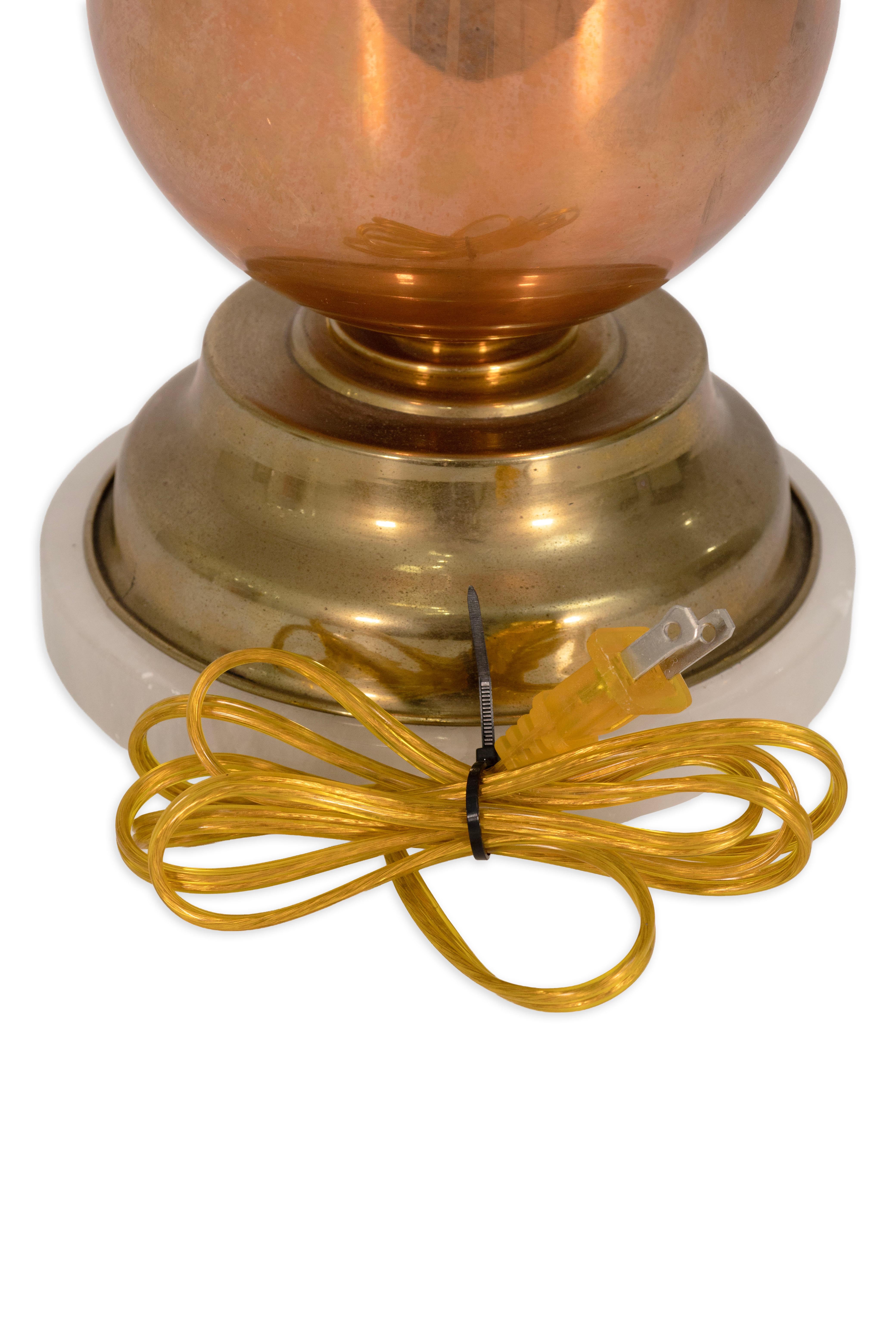 Coppia di lampade da tavolo spagnole in rame lucido con base in pietra in vendita 1