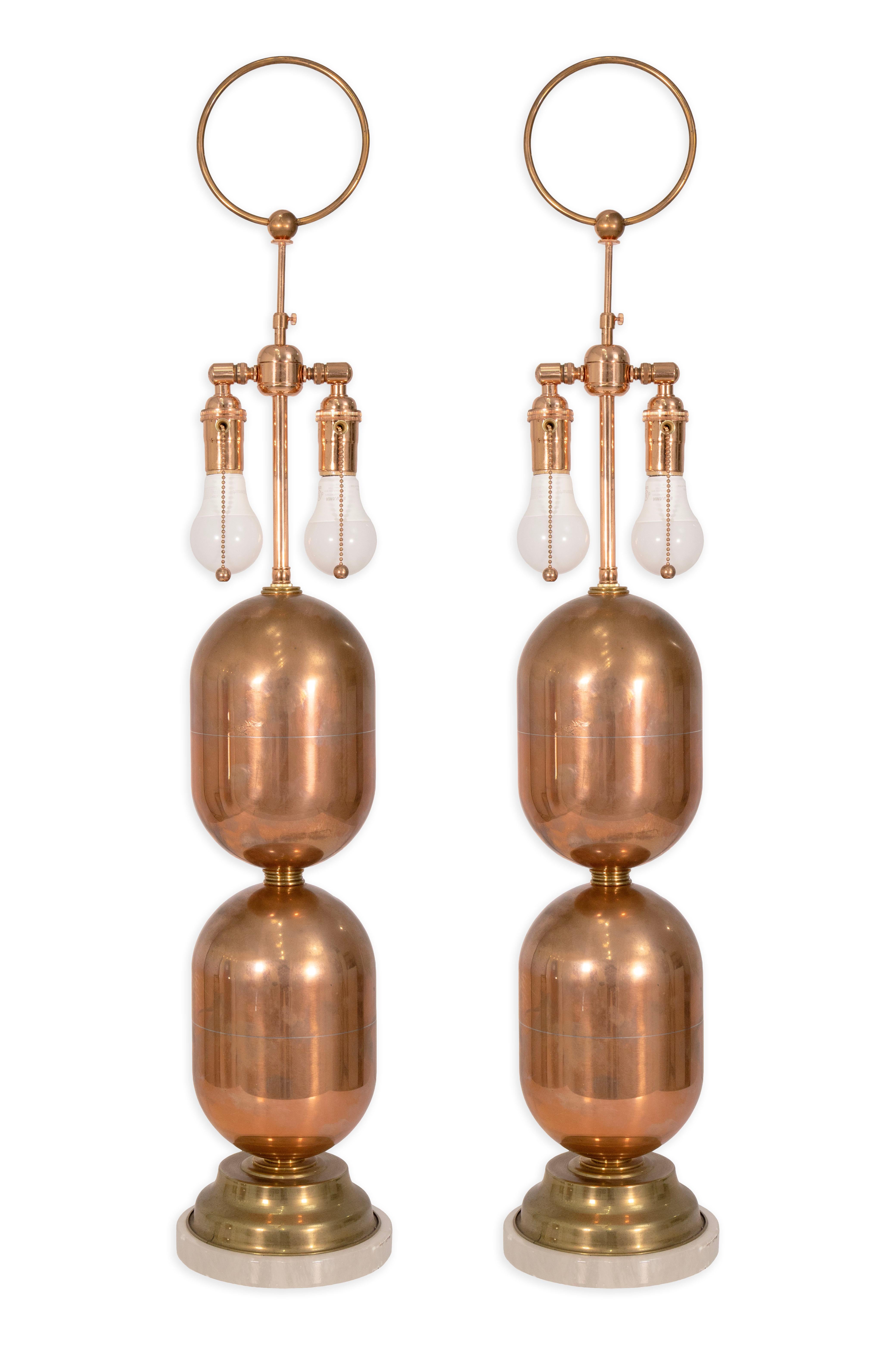 Coppia di lampade da tavolo spagnole in rame lucido con base in pietra in vendita 2