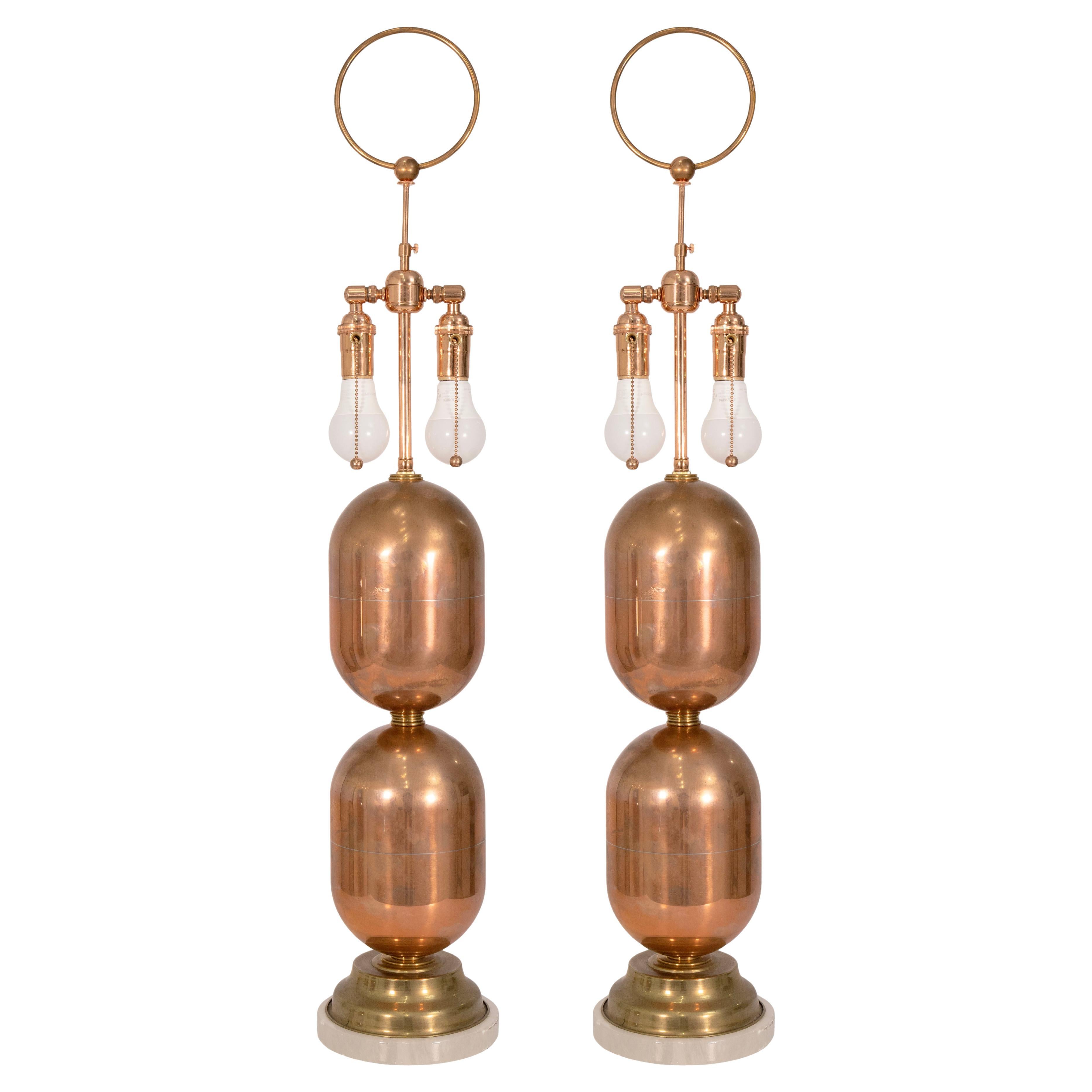 Coppia di lampade da tavolo spagnole in rame lucido con base in pietra in vendita