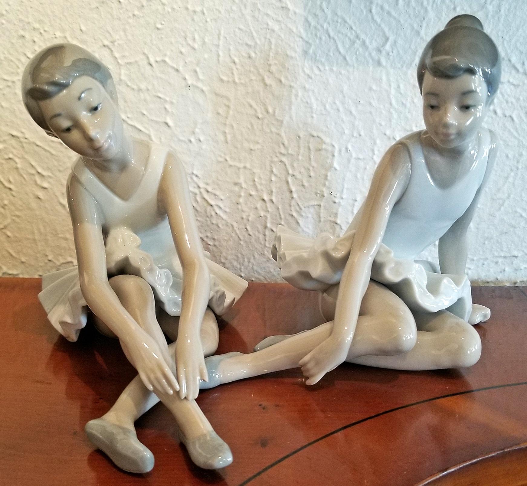Really cute pair of Nao (division of Lladro), Spanish porcelain figurines of 2 ballet dancers reclining facing each other.

Each dancer is dressed in her tou tou.

WHAT A GREAT L:ITTLE GIFT FOR YOUR BUDDING BALLERINA!!

HISTORY OF NAO