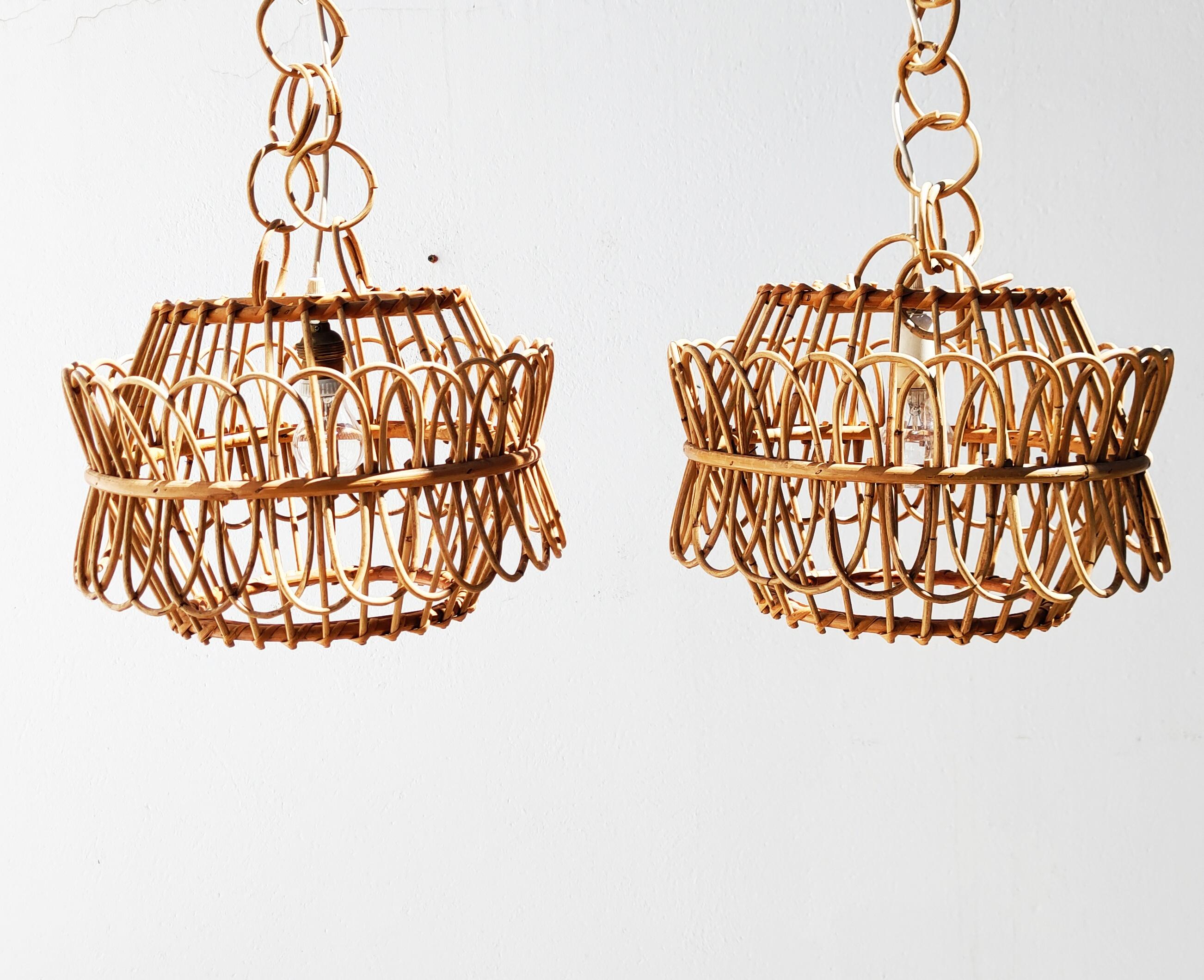 Rare and beautiful pair of rattan and bamboo chandelier manufactured in Spain in 1960s.
In perfect vintage condition.
The total height with the ceiling hanger is 90 cm adjustable.