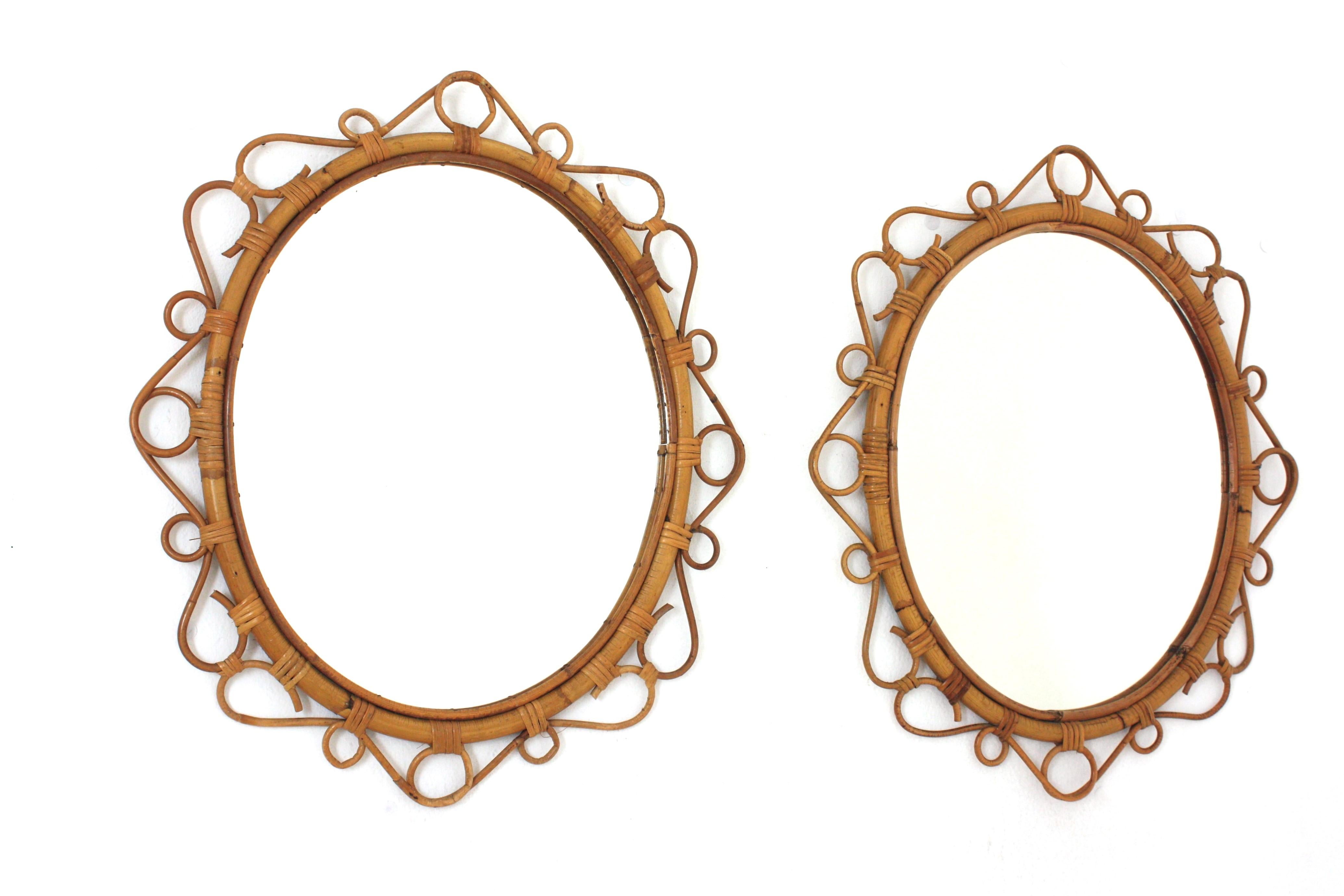 Paire de miroirs ovales en bambou et rotin, fabriqués à la main, avec des détails de volutes autour du cadre. Espagne, vers les années 1960.
Ces miroirs muraux méditerranéens présentent un cadre ovale en bambou entouré de rinceaux et de cercles en
