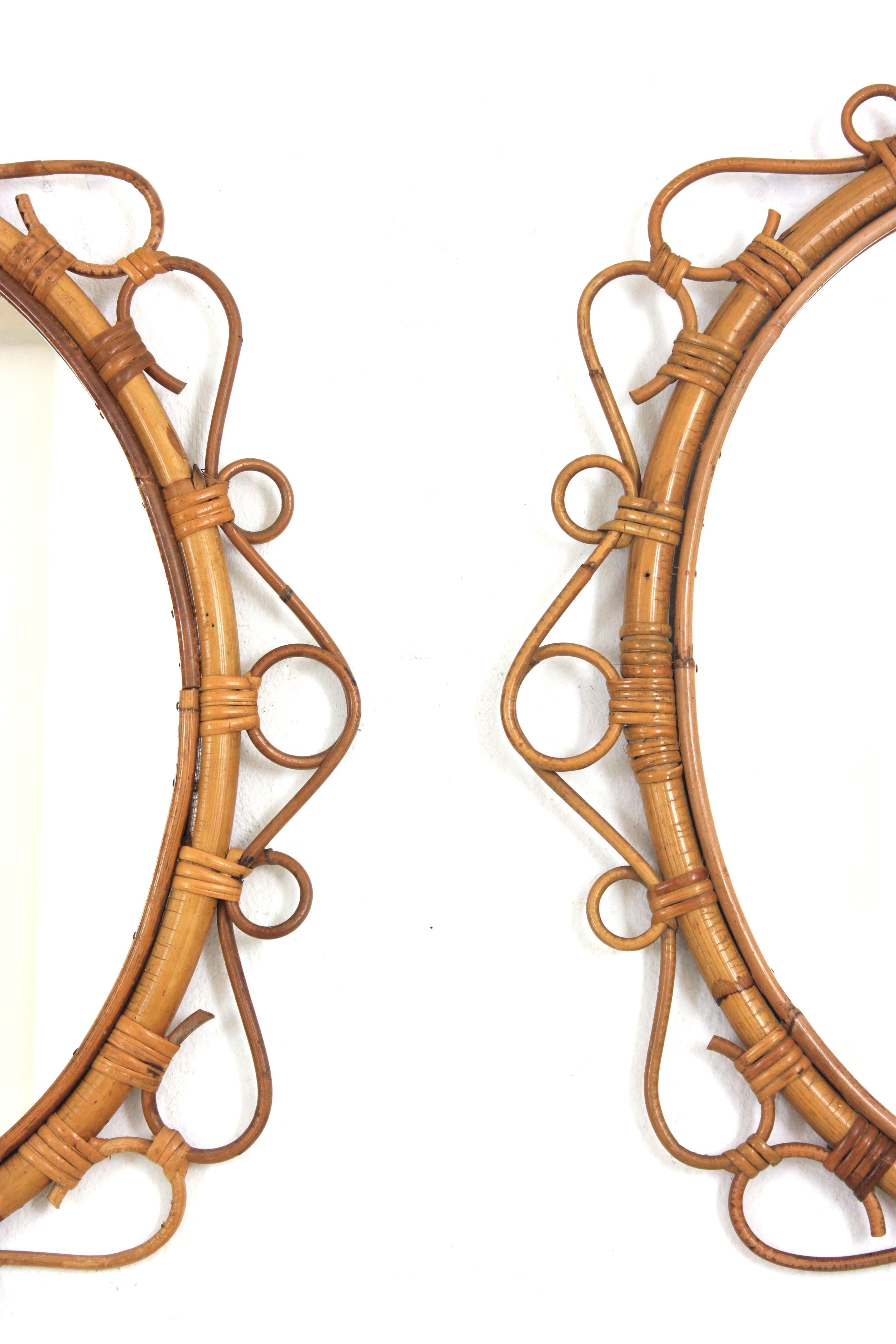 Paire de miroirs ovales espagnols en rotin et bambou, années 1960 Bon état - En vente à Barcelona, ES