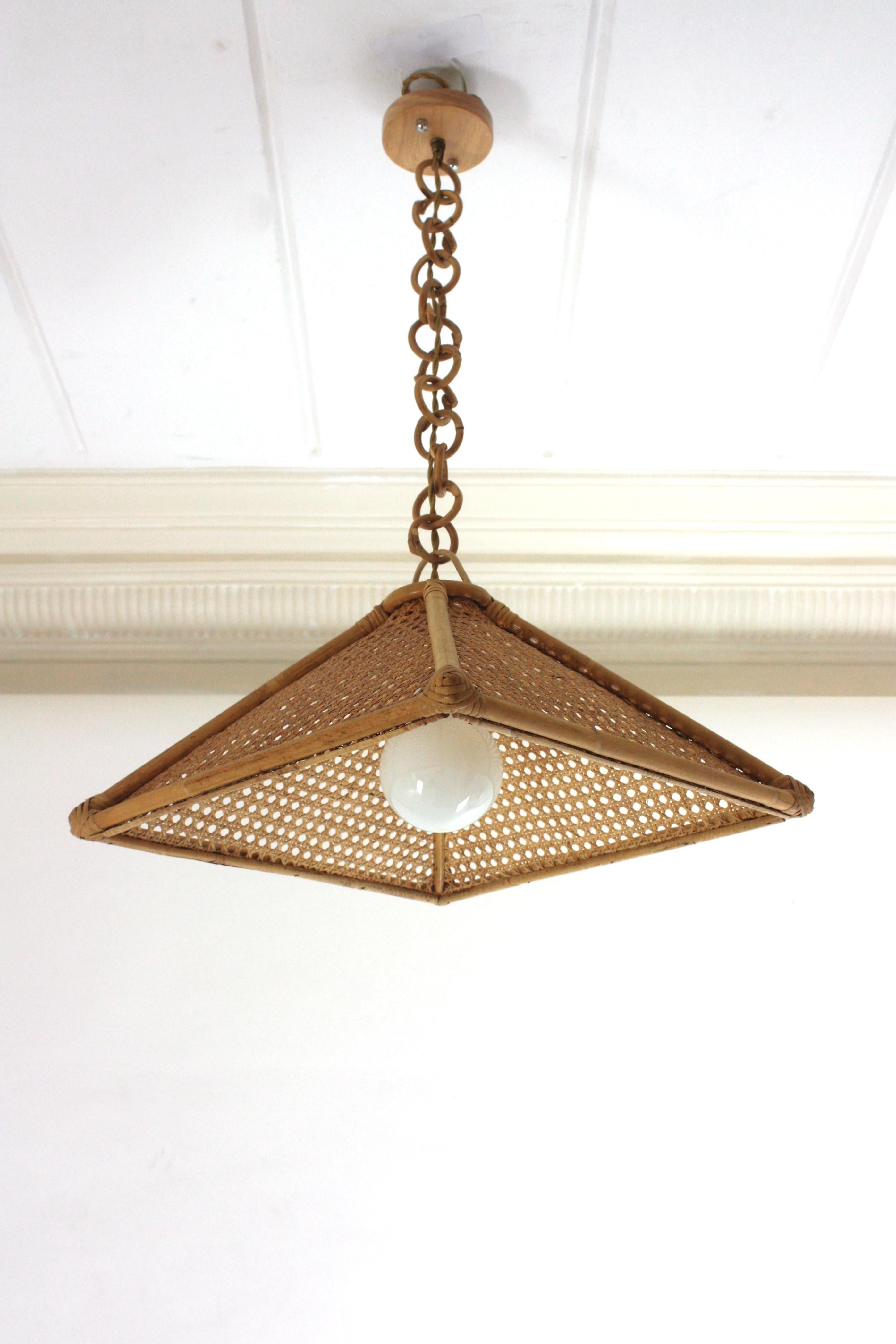 Coppia di pendenti trapezoidali in rattan spagnolo e filo di vimini in vendita 2