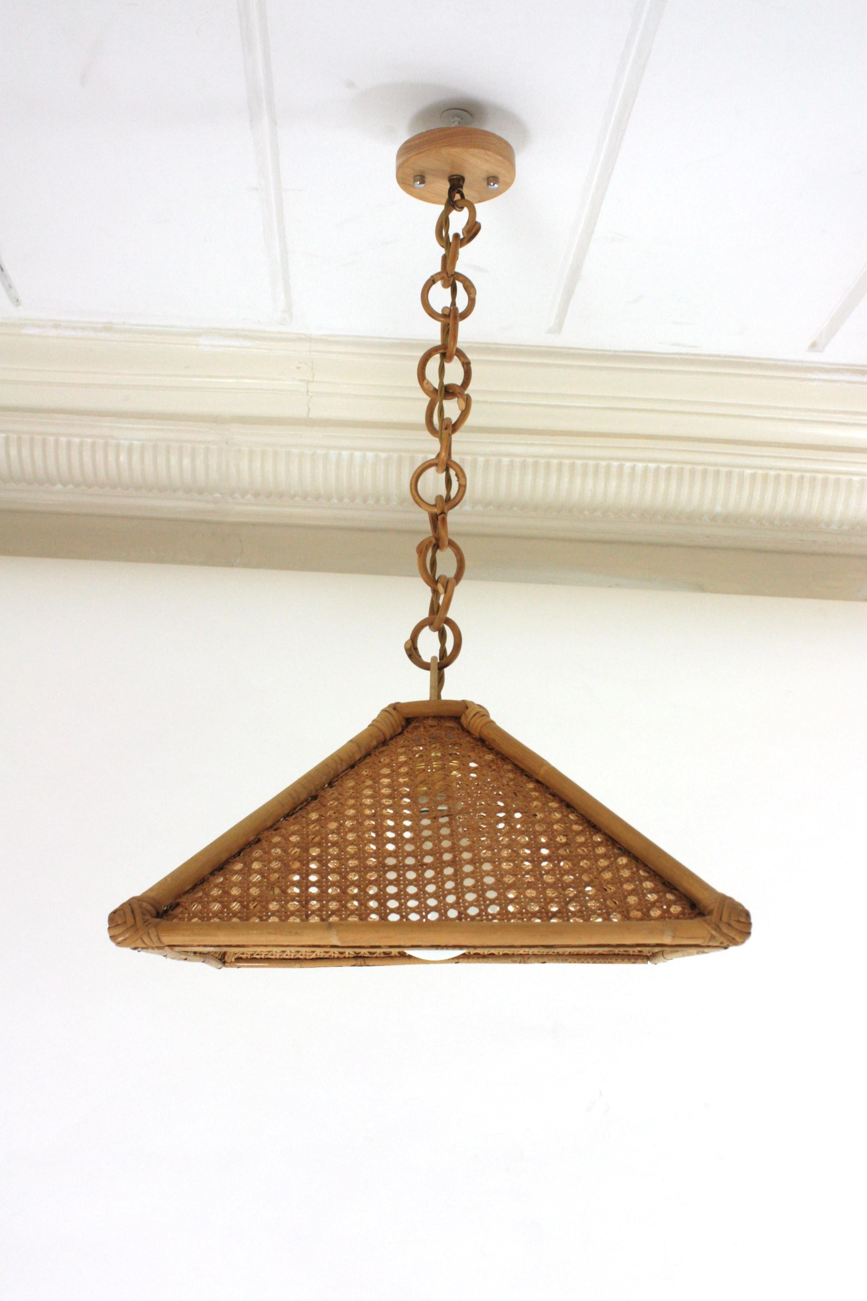 Coppia di pendenti trapezoidali in rattan spagnolo e filo di vimini in vendita 3