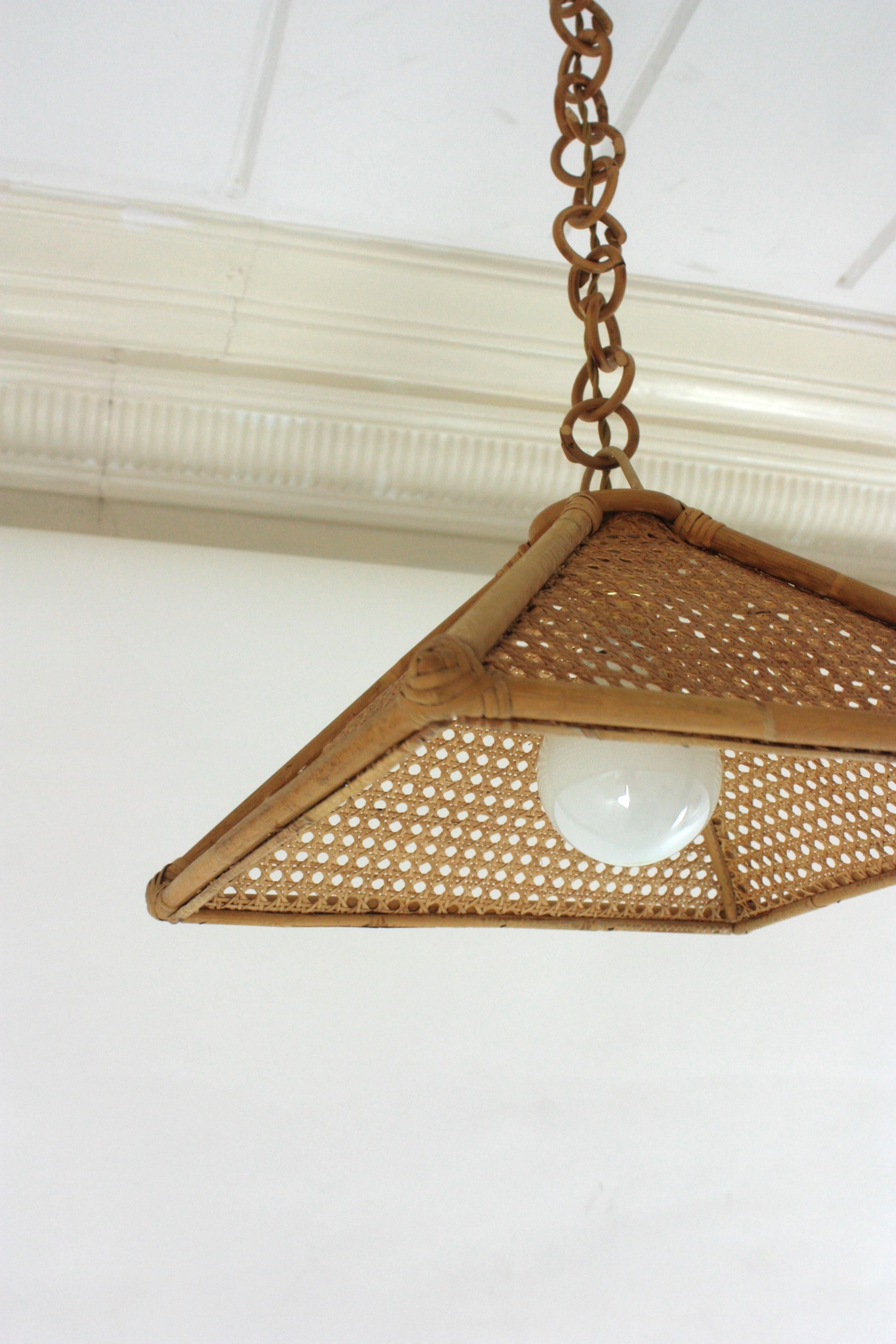 Coppia di pendenti trapezoidali in rattan spagnolo e filo di vimini in vendita 8