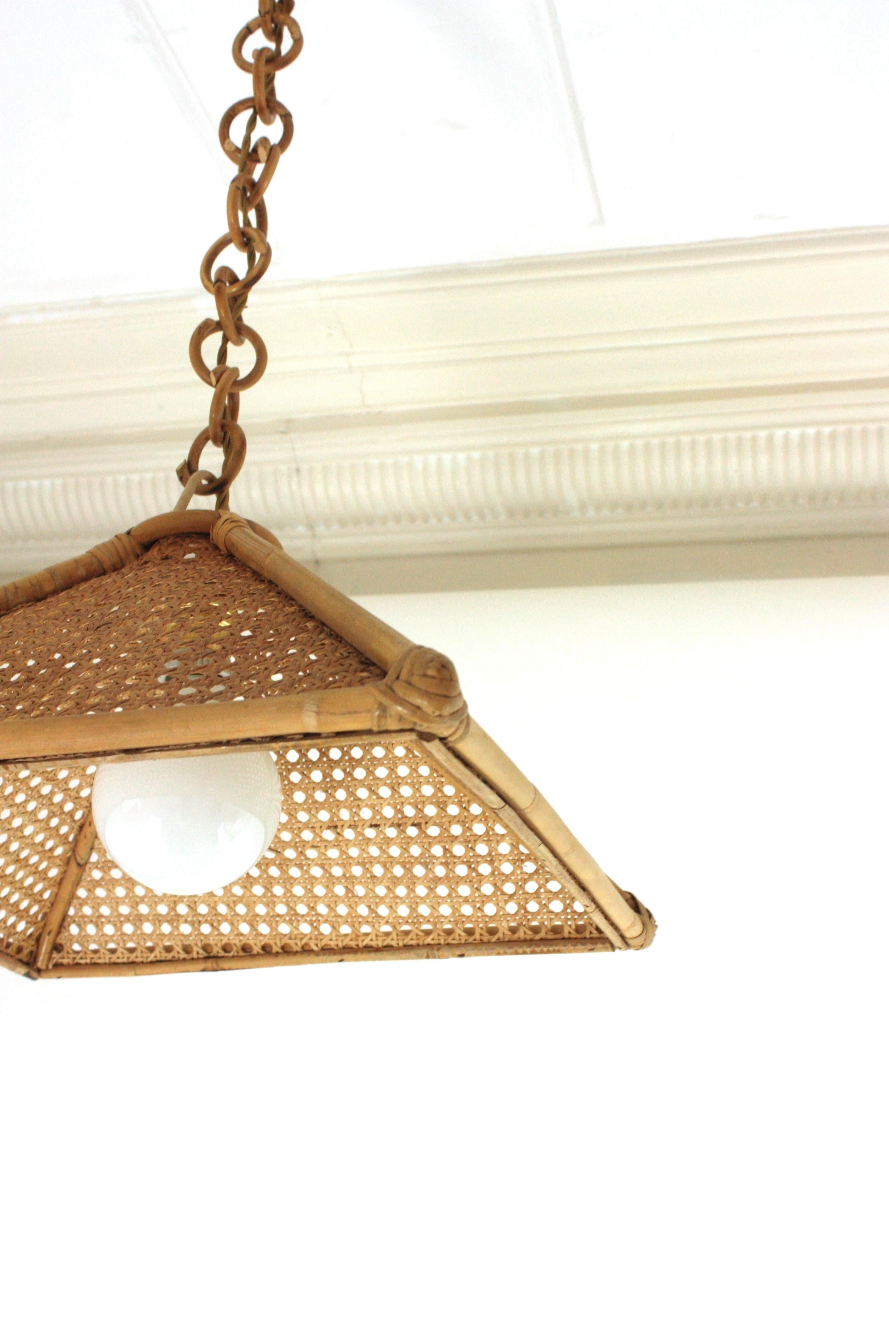 Coppia di pendenti trapezoidali in rattan spagnolo e filo di vimini in vendita 9