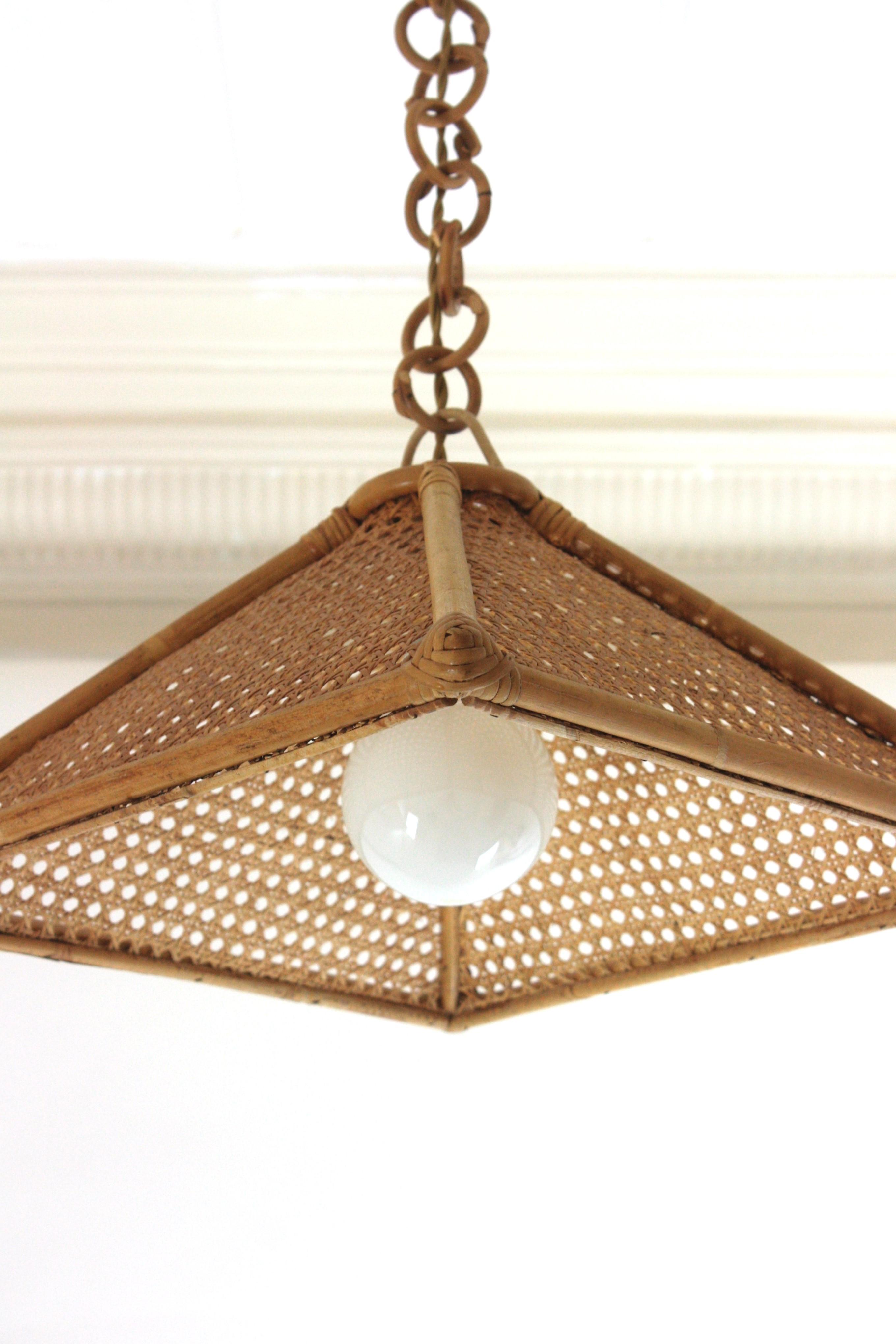 Mid-Century moderno Coppia di pendenti trapezoidali in rattan spagnolo e filo di vimini in vendita