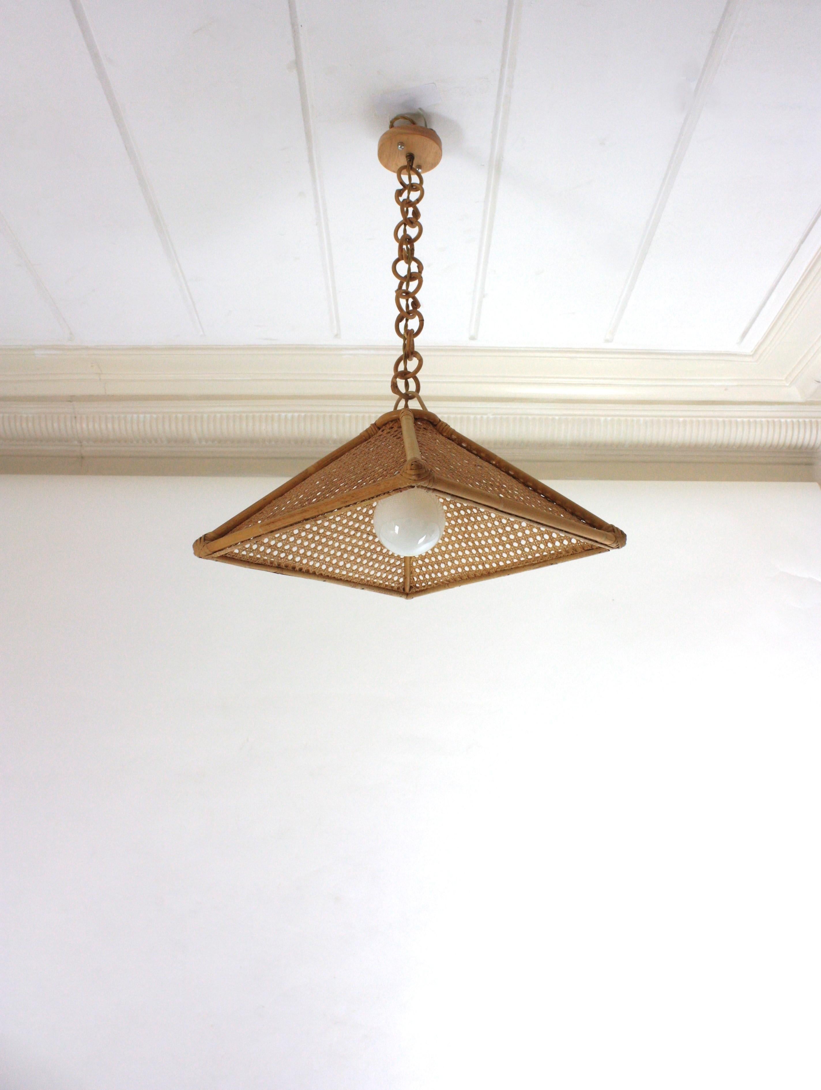 Spagnolo Coppia di pendenti trapezoidali in rattan spagnolo e filo di vimini in vendita