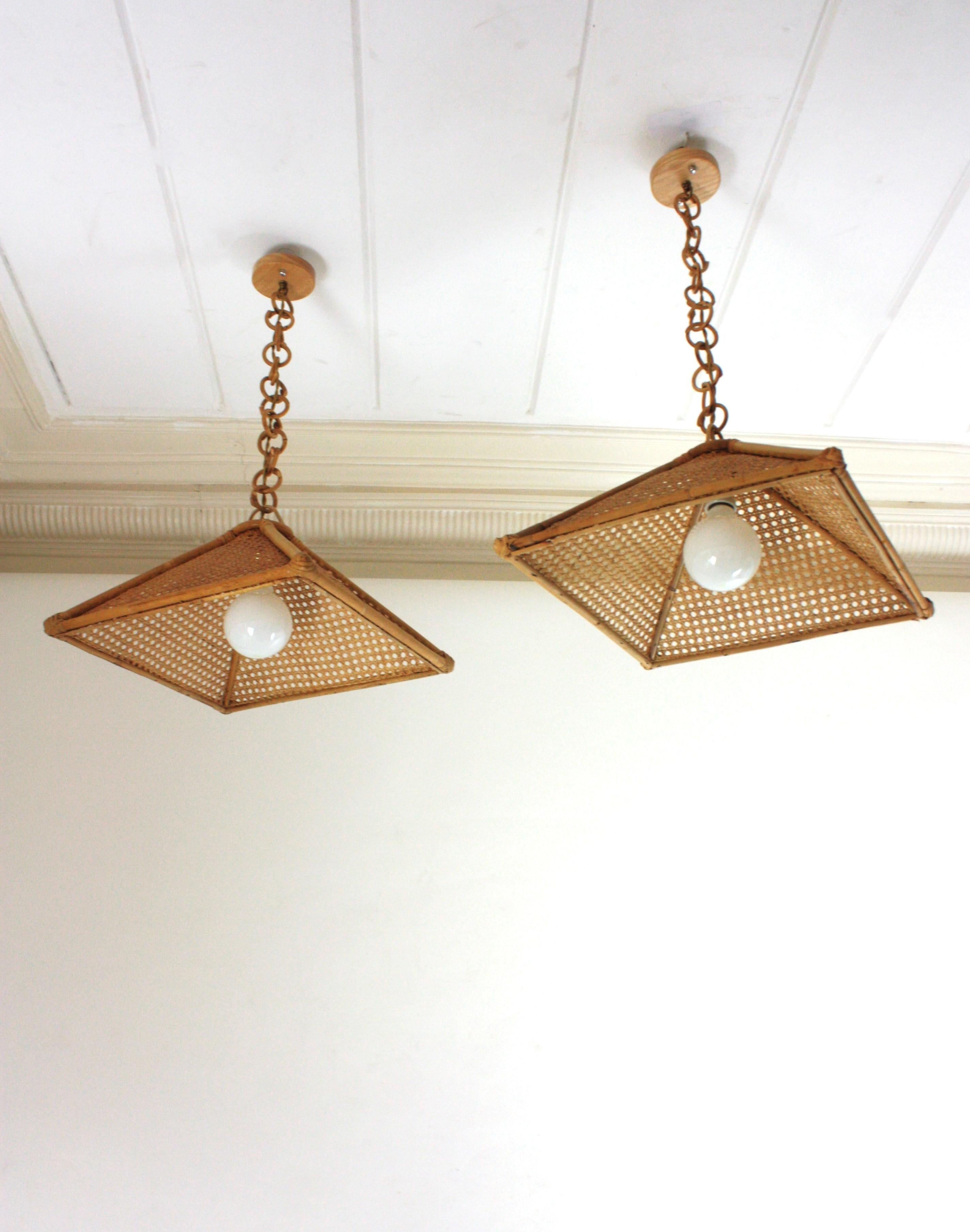 XX secolo Coppia di pendenti trapezoidali in rattan spagnolo e filo di vimini in vendita