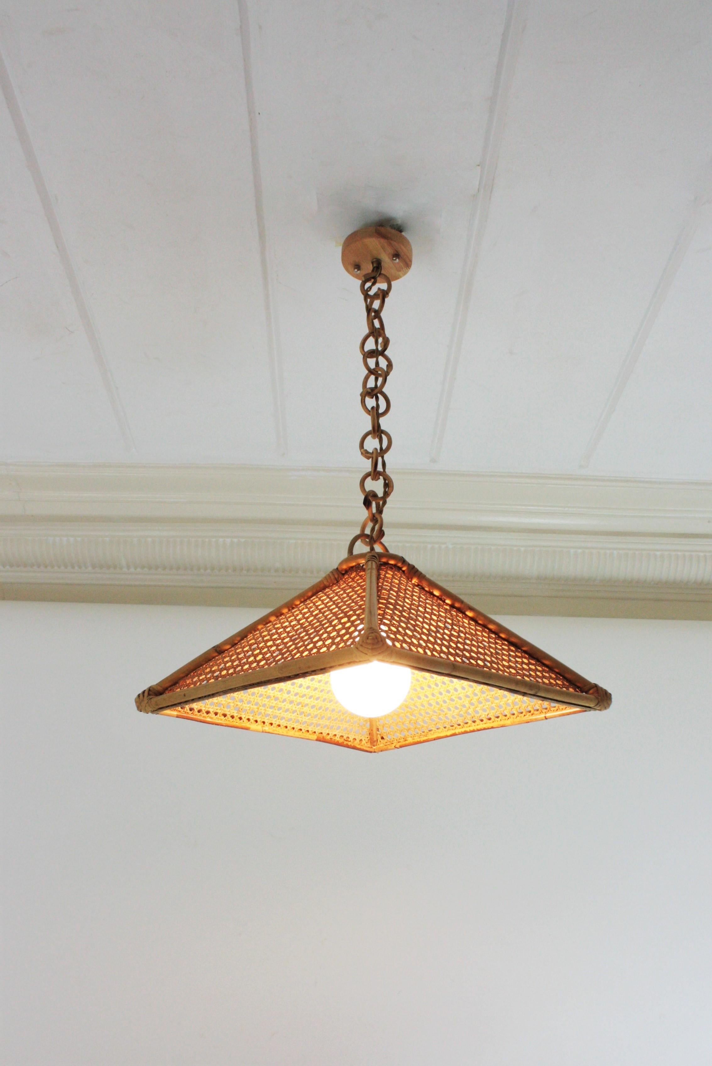 Pair of Spanish Rattan & Wicker Wire Trapezoid Pendants or Hanging Lights, 1960s In Good Condition In Barcelona, ES