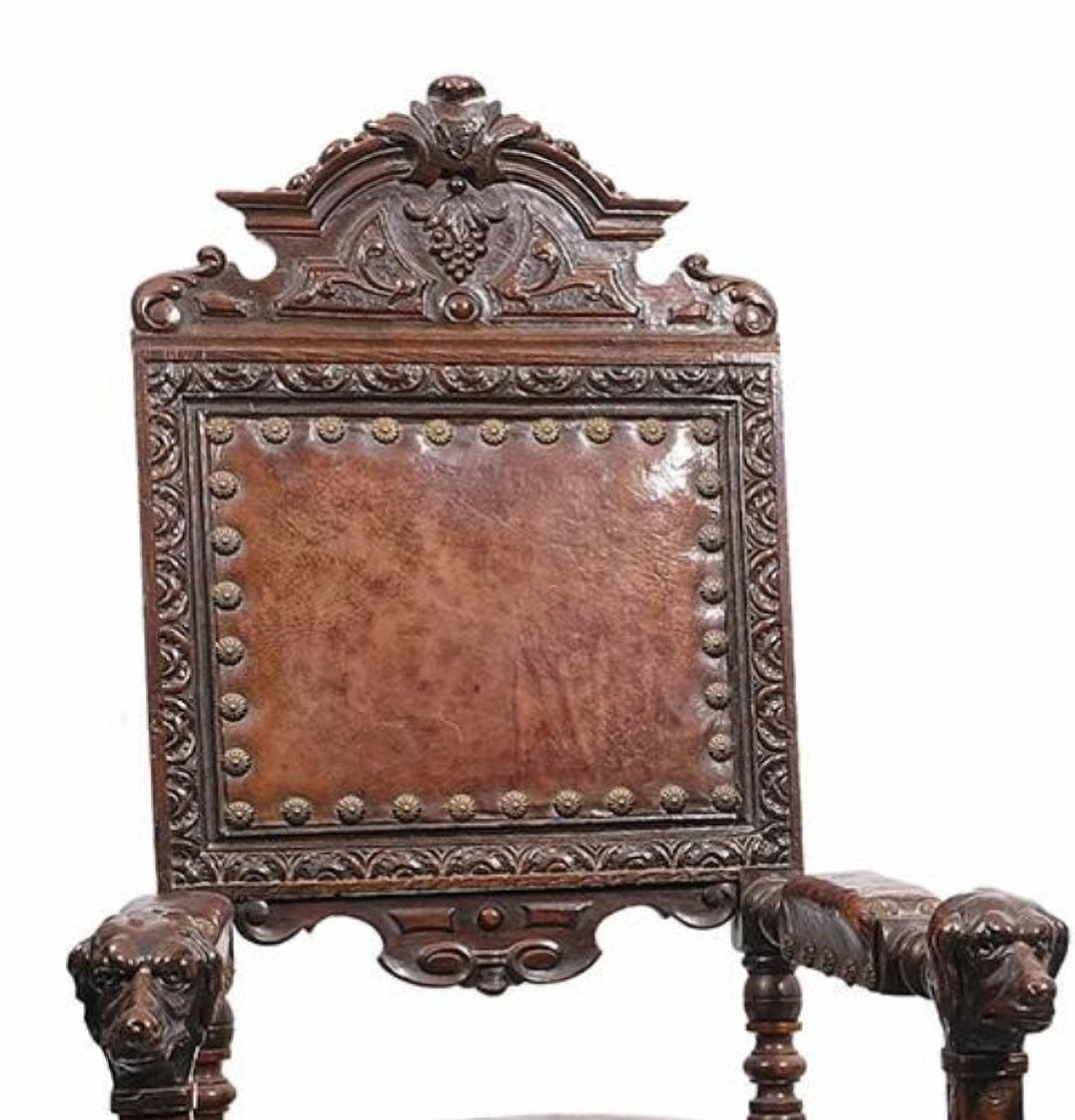 Paire de fauteuils de style Renaissance en bois sculpté avec revêtement en cuir et garniture de clous en bronze. 
Bras terminés en forme de chien. 
19ème siècle

Mesures : 124 x 62 x 62 cm
très bon état