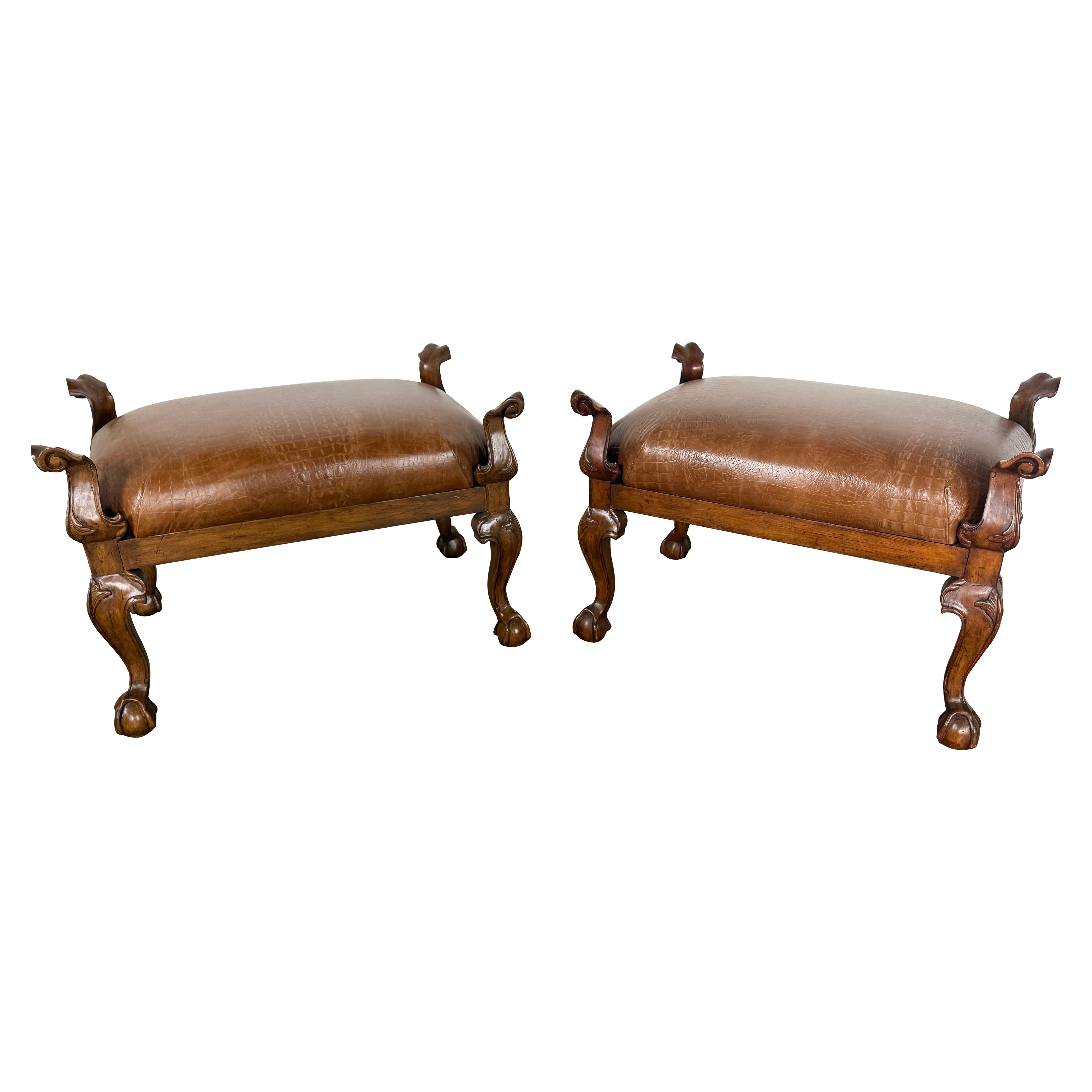 Paire de bancs en cuir gaufré de style néo-espagnol en vente