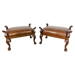 Paire de bancs en cuir gaufré de style néo-espagnol