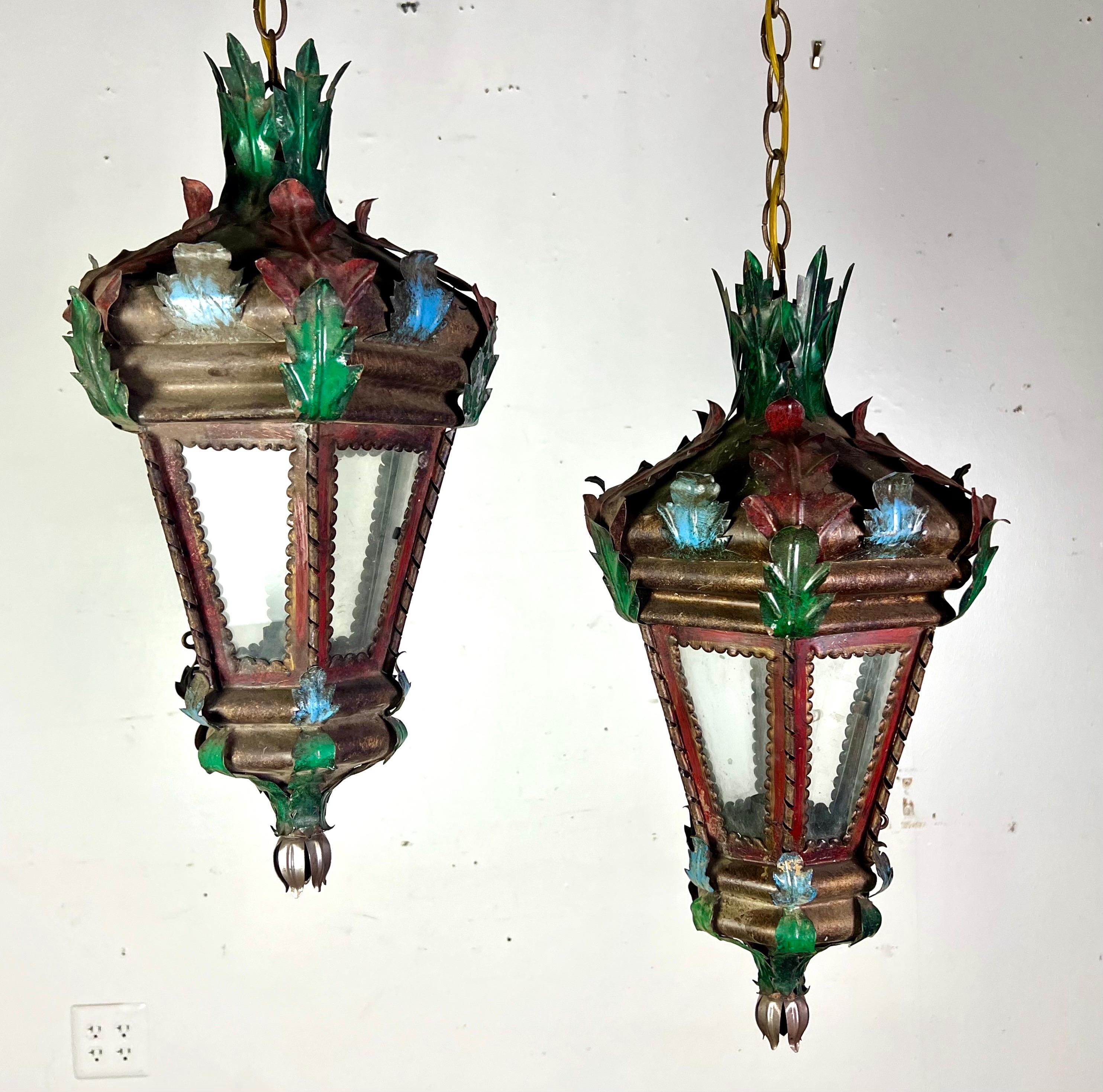 La coppia di lanterne presenta le caratteristiche dello stile Spanih Revival o Revival mediterraneo, popolari all'inizio e alla metà del XX secolo.  Questo stile include spesso decorazioni in metallo, colori vivaci ed elementi decorativi ispirati