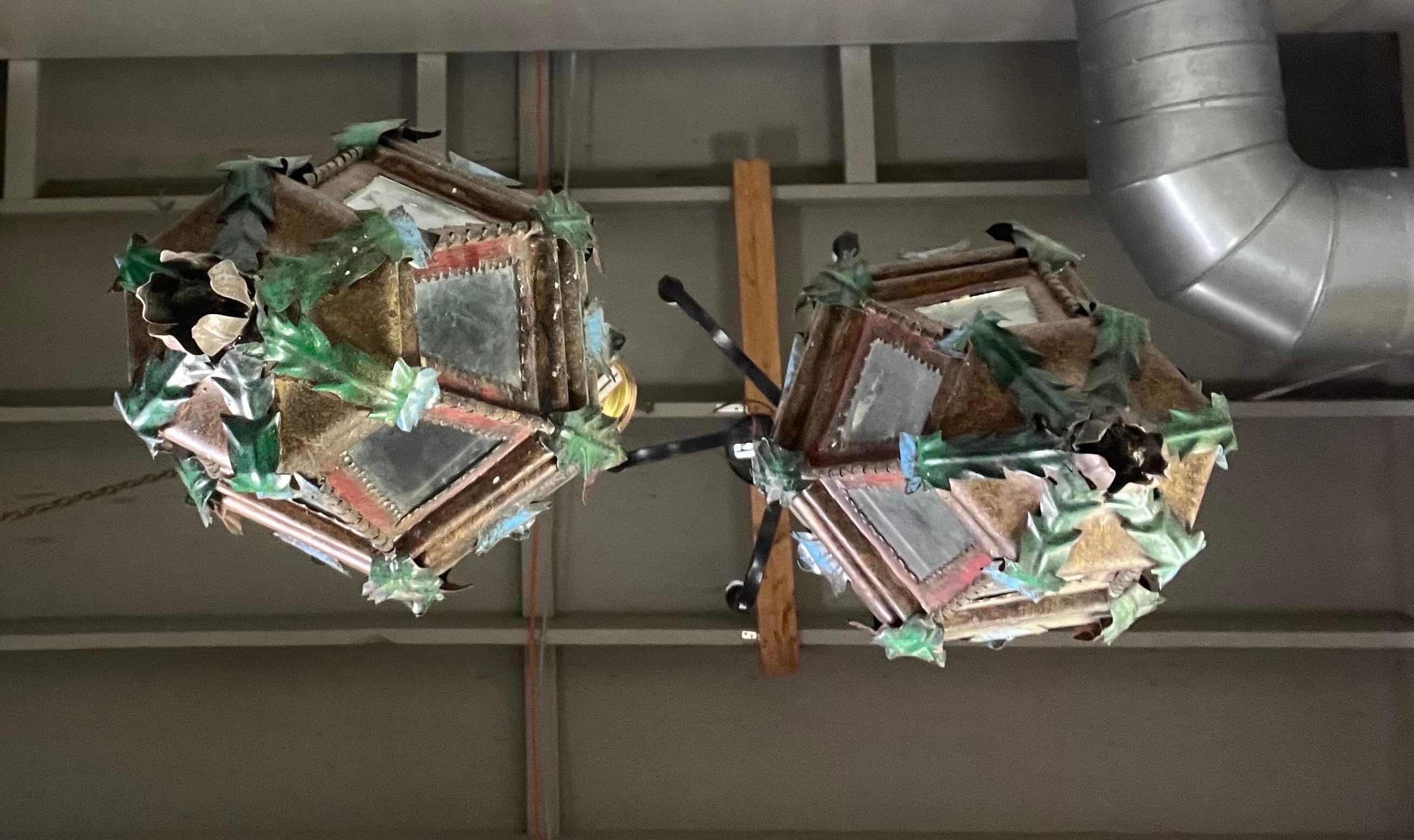 Metà XX secolo Coppia di lanterne dipinte in stile revival spagnolo C.I.C.