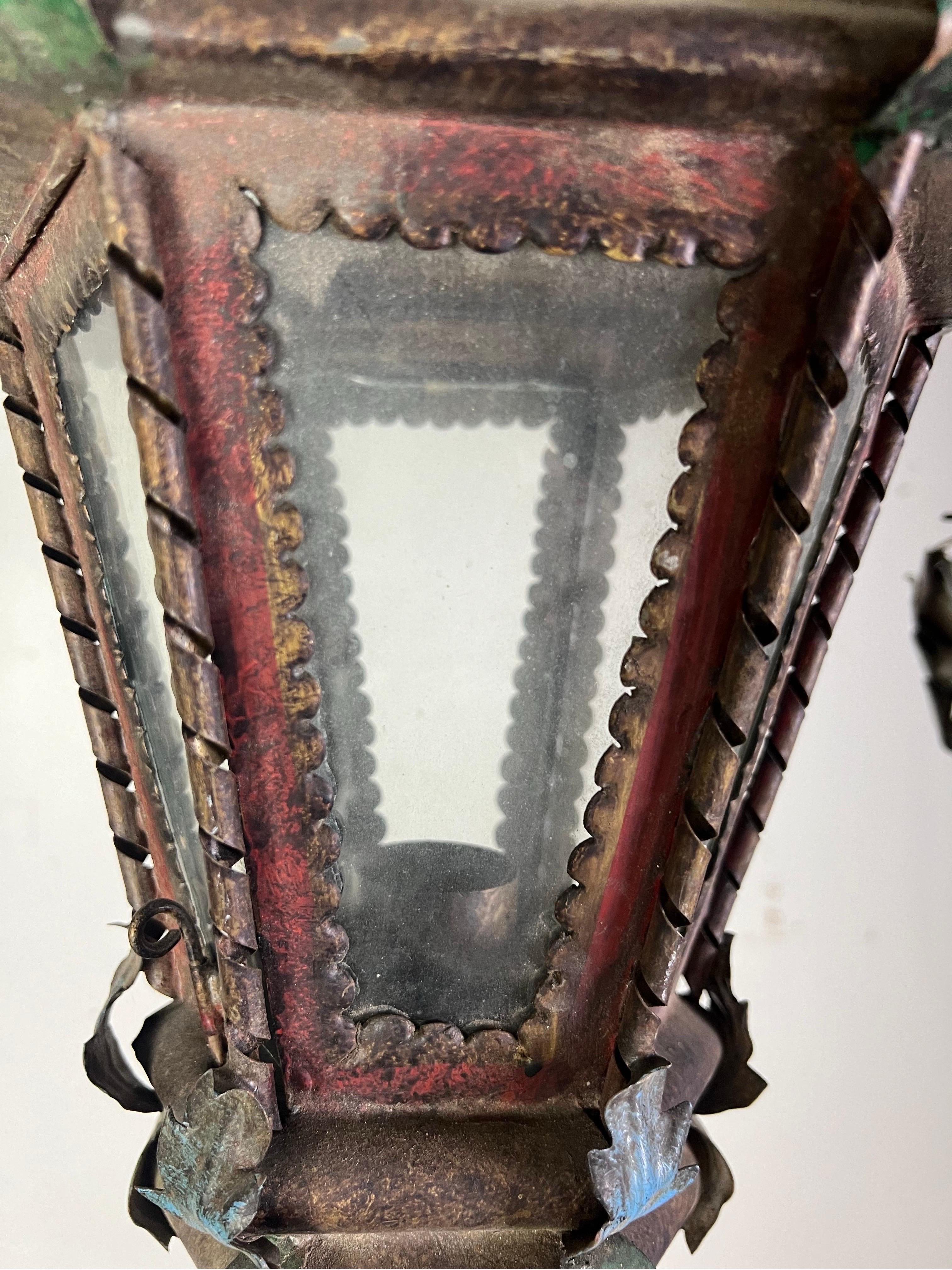 Metallo Coppia di lanterne dipinte in stile revival spagnolo C.I.C.