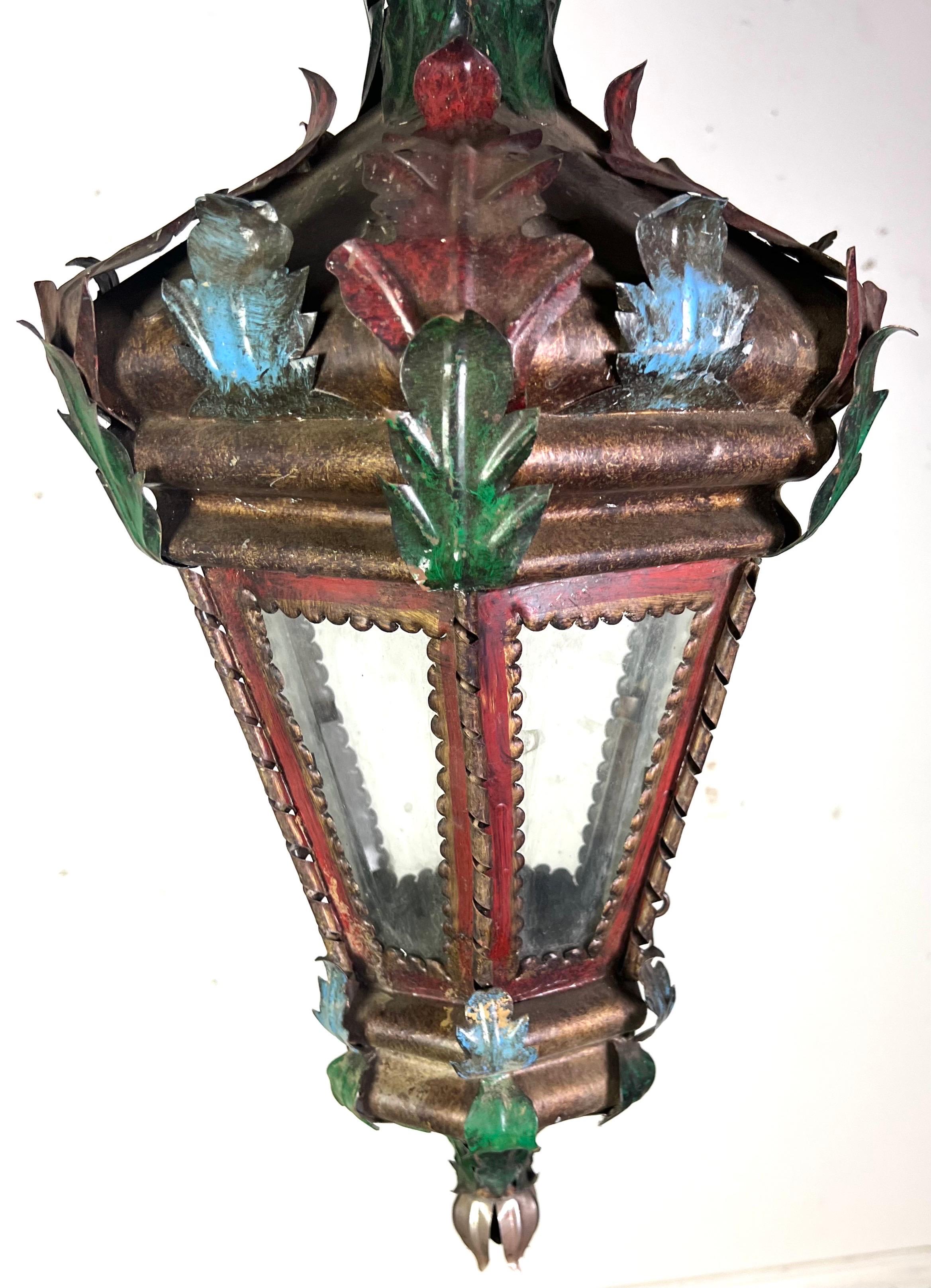 Coppia di lanterne dipinte in stile revival spagnolo C.I.C. 1