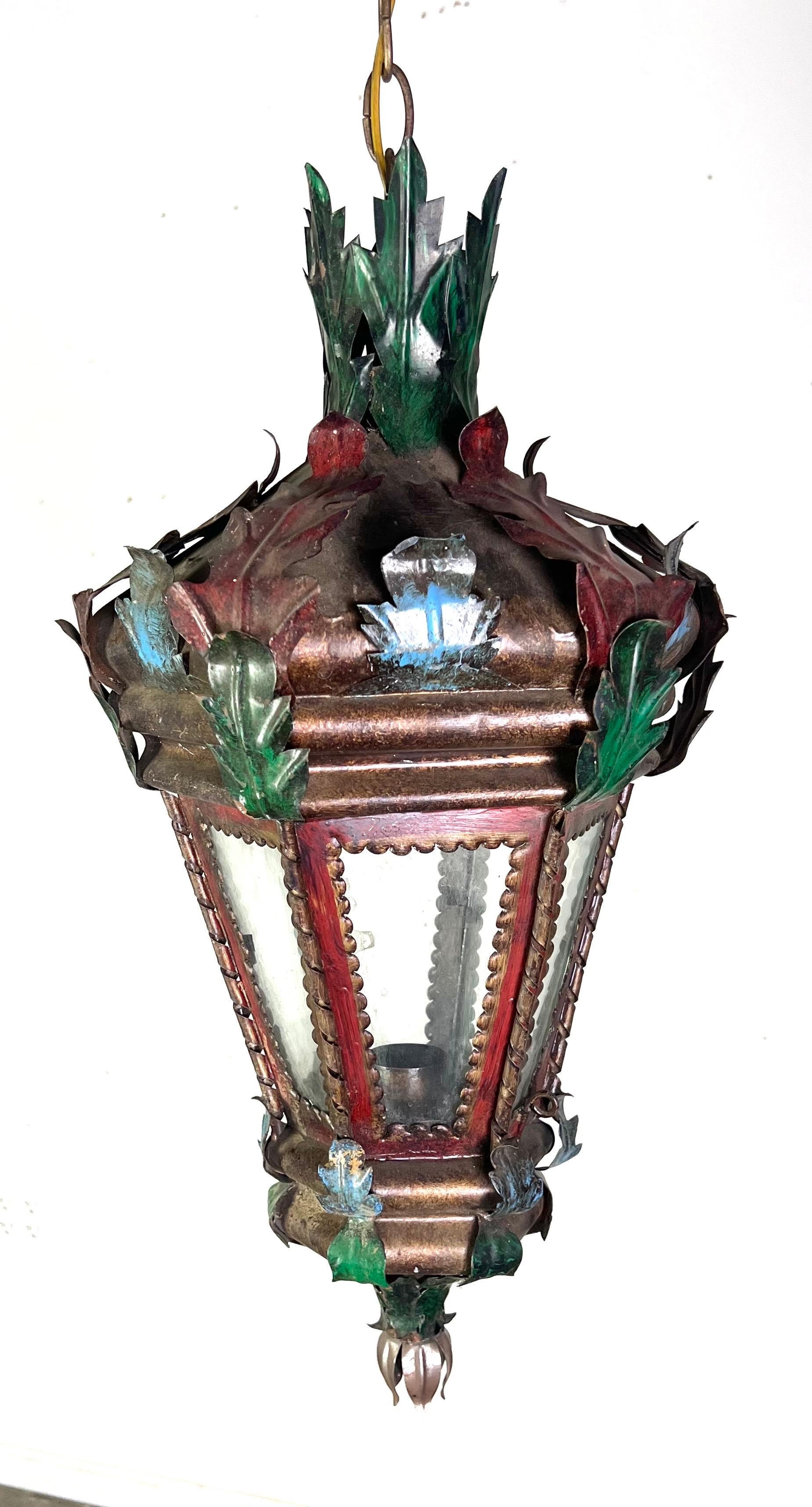 Coppia di lanterne dipinte in stile revival spagnolo C.I.C. 2
