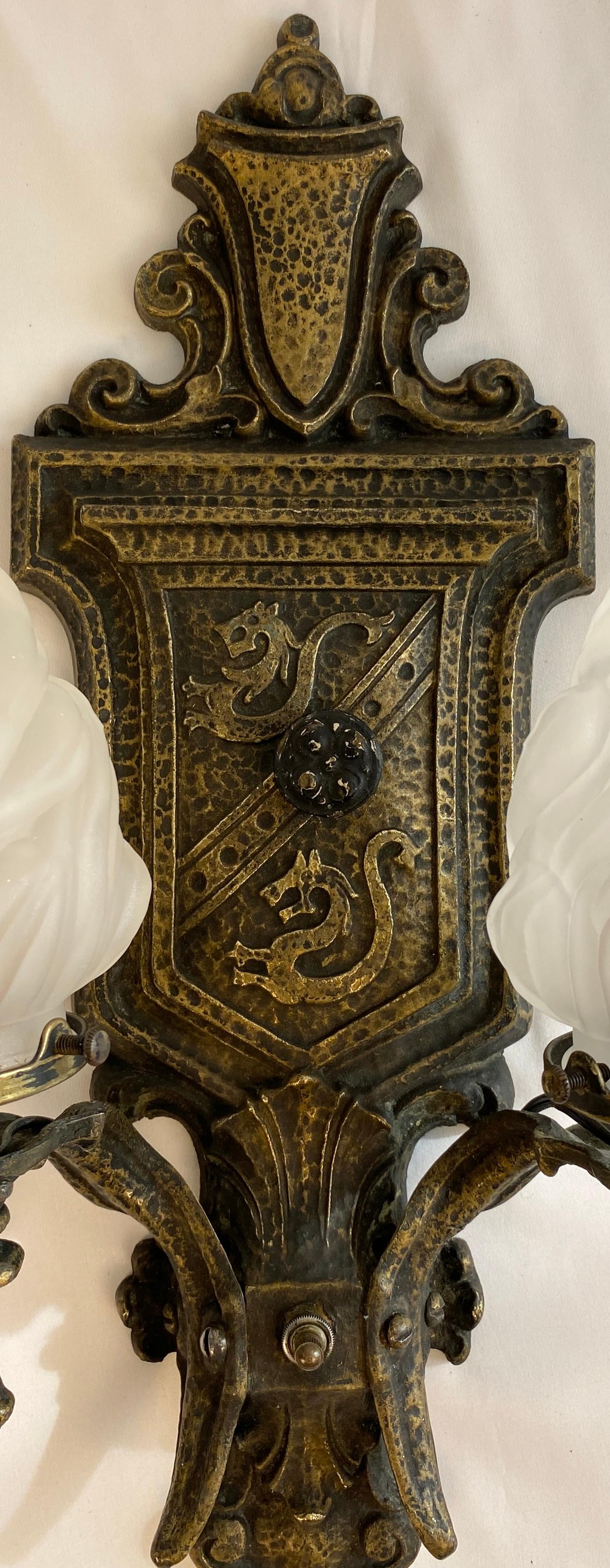 Coloniale spagnolo Coppia di lampade da parete in stile Revival spagnolo in vendita