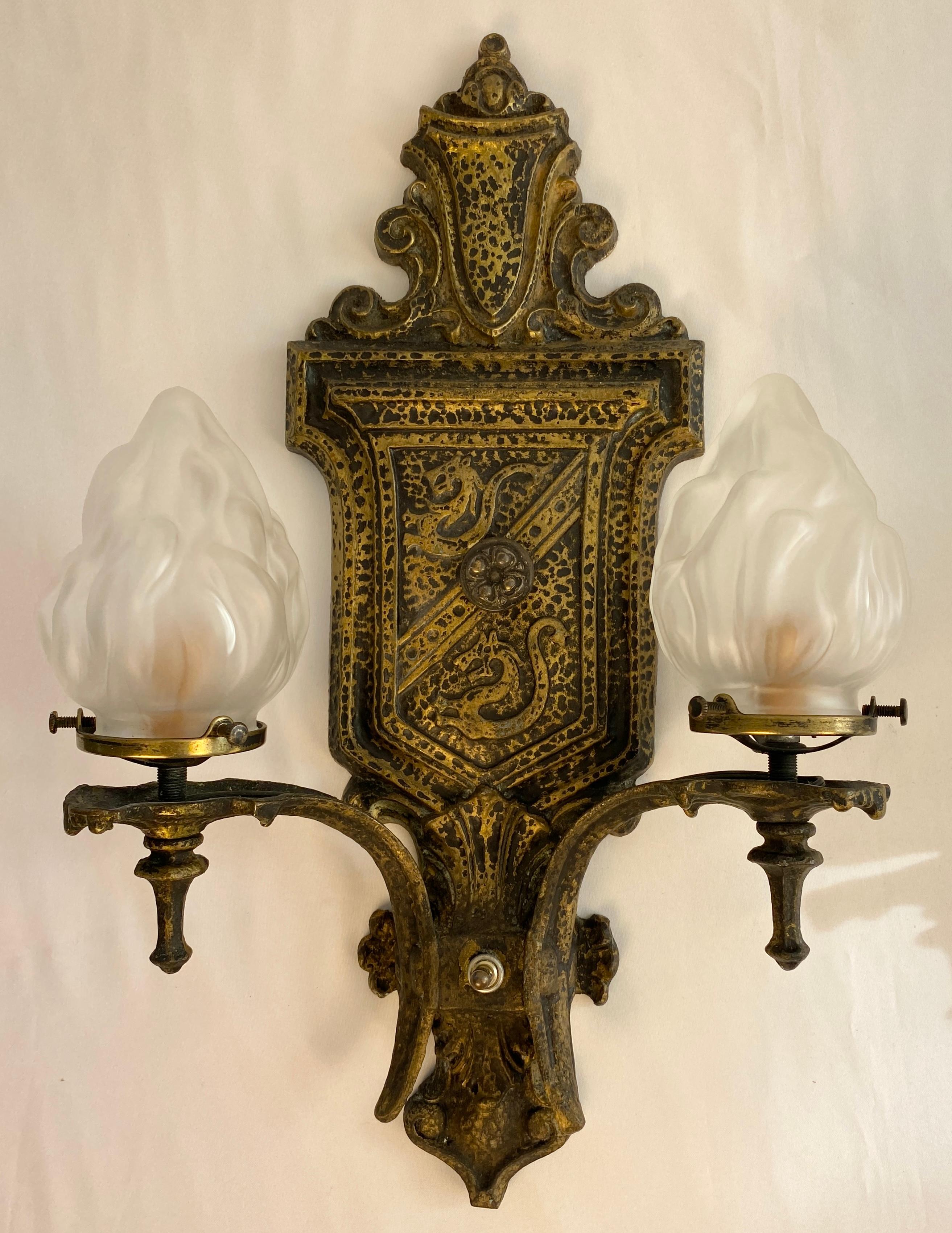 Americano Coppia di lampade da parete in stile Revival spagnolo in vendita
