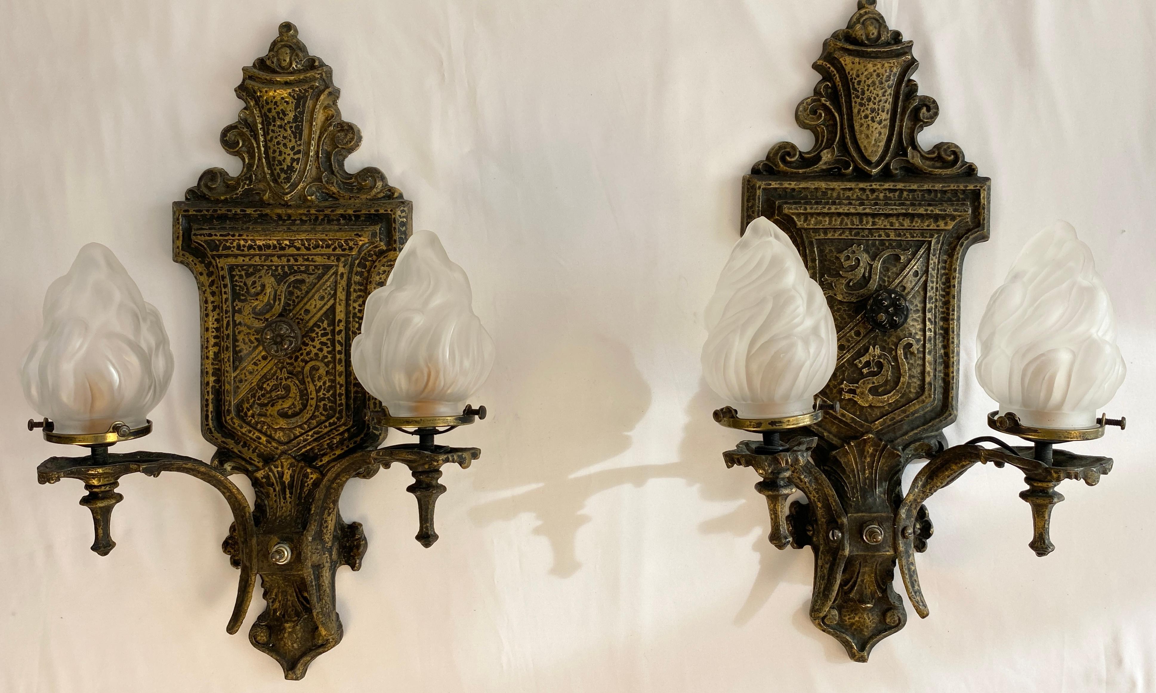 Coppia di lampade da parete in stile Revival spagnolo in vendita 1