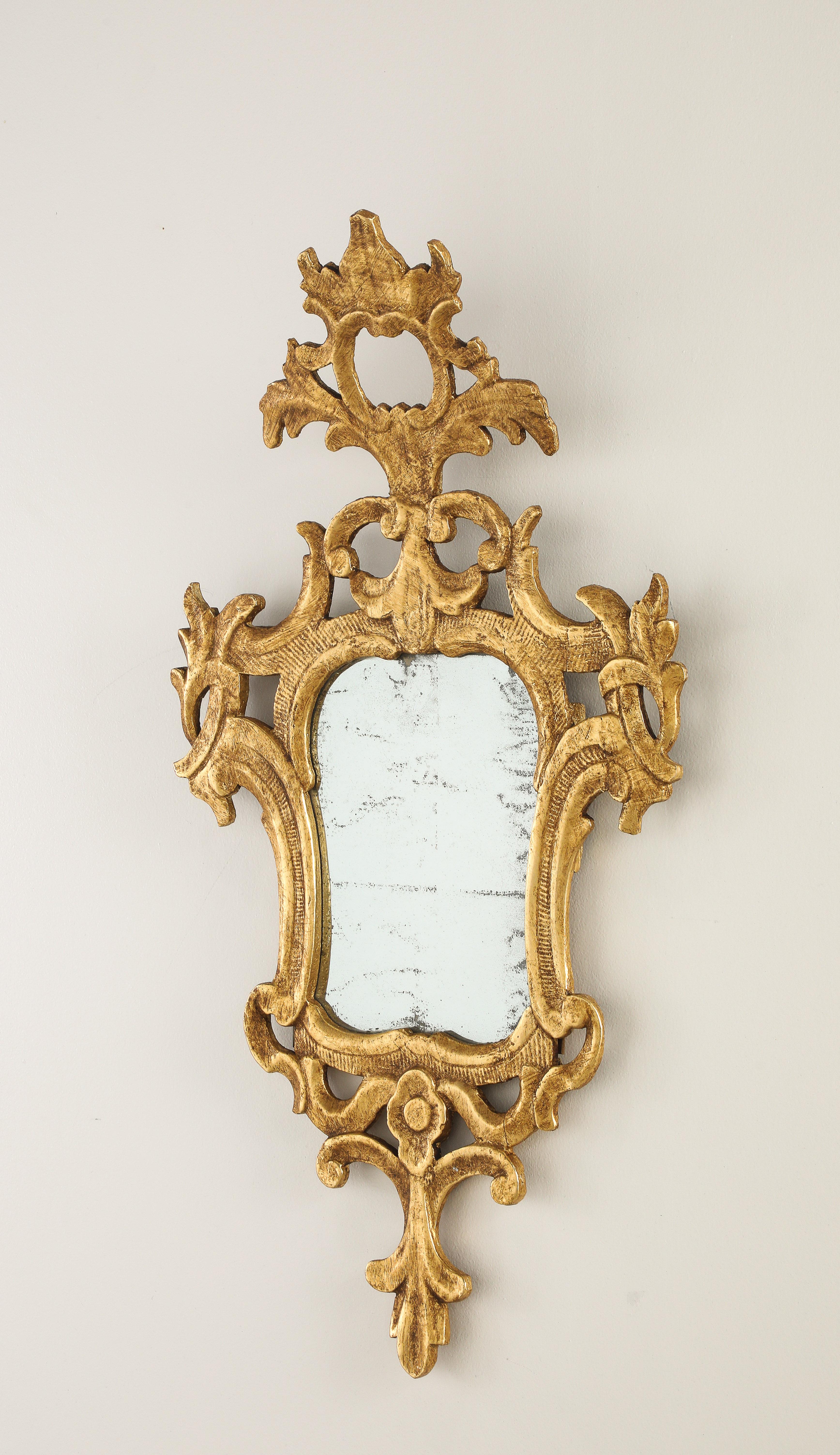 Paire de miroirs rococo espagnols en bois sculpté et doré, vers 1760 en vente 2
