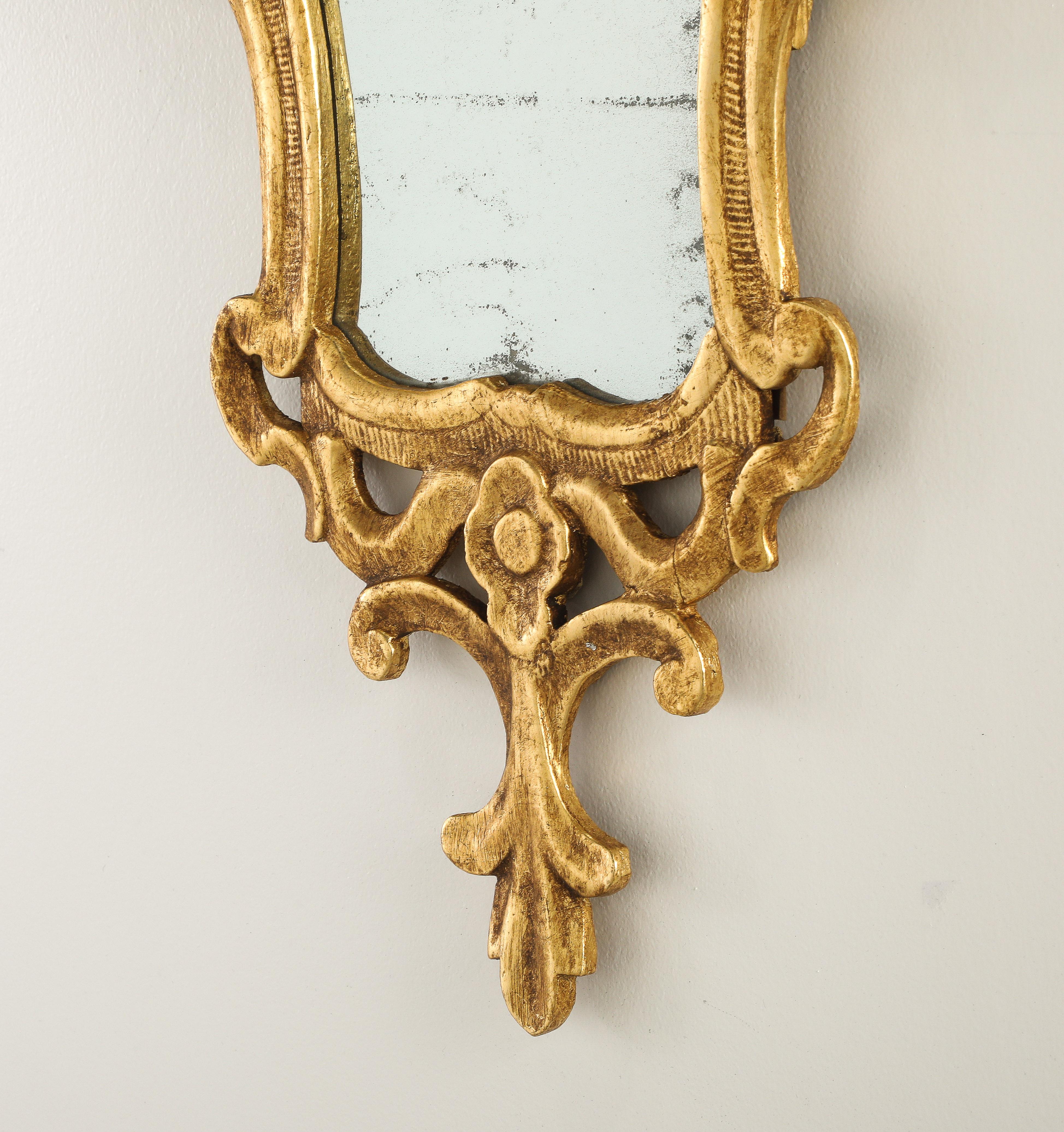 Paire de miroirs rococo espagnols en bois sculpté et doré, vers 1760 en vente 3